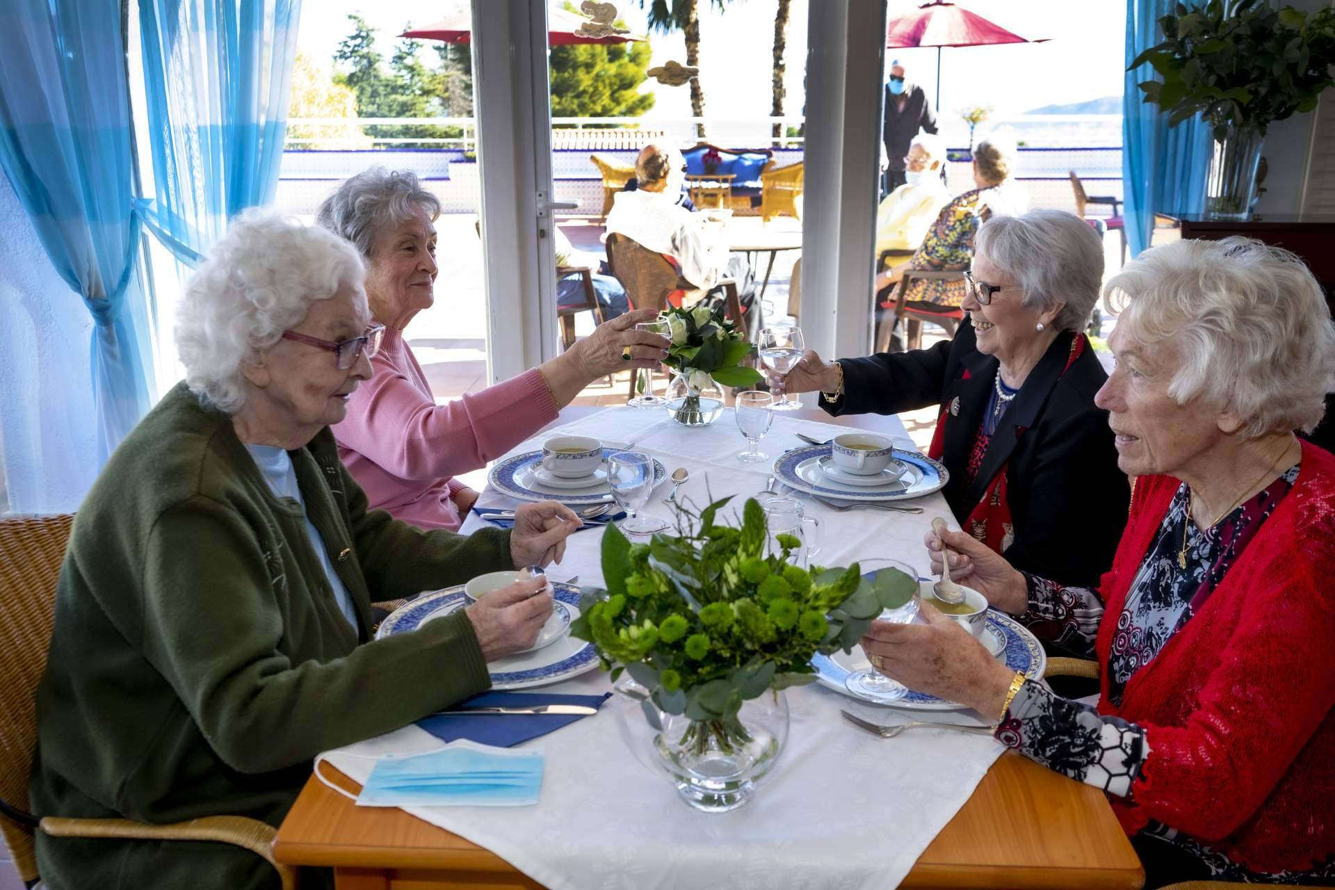 Disfrutar de todo lo que ofrece la Residencia Montebello Senior Living para estancias cortas o de temporadas largas
