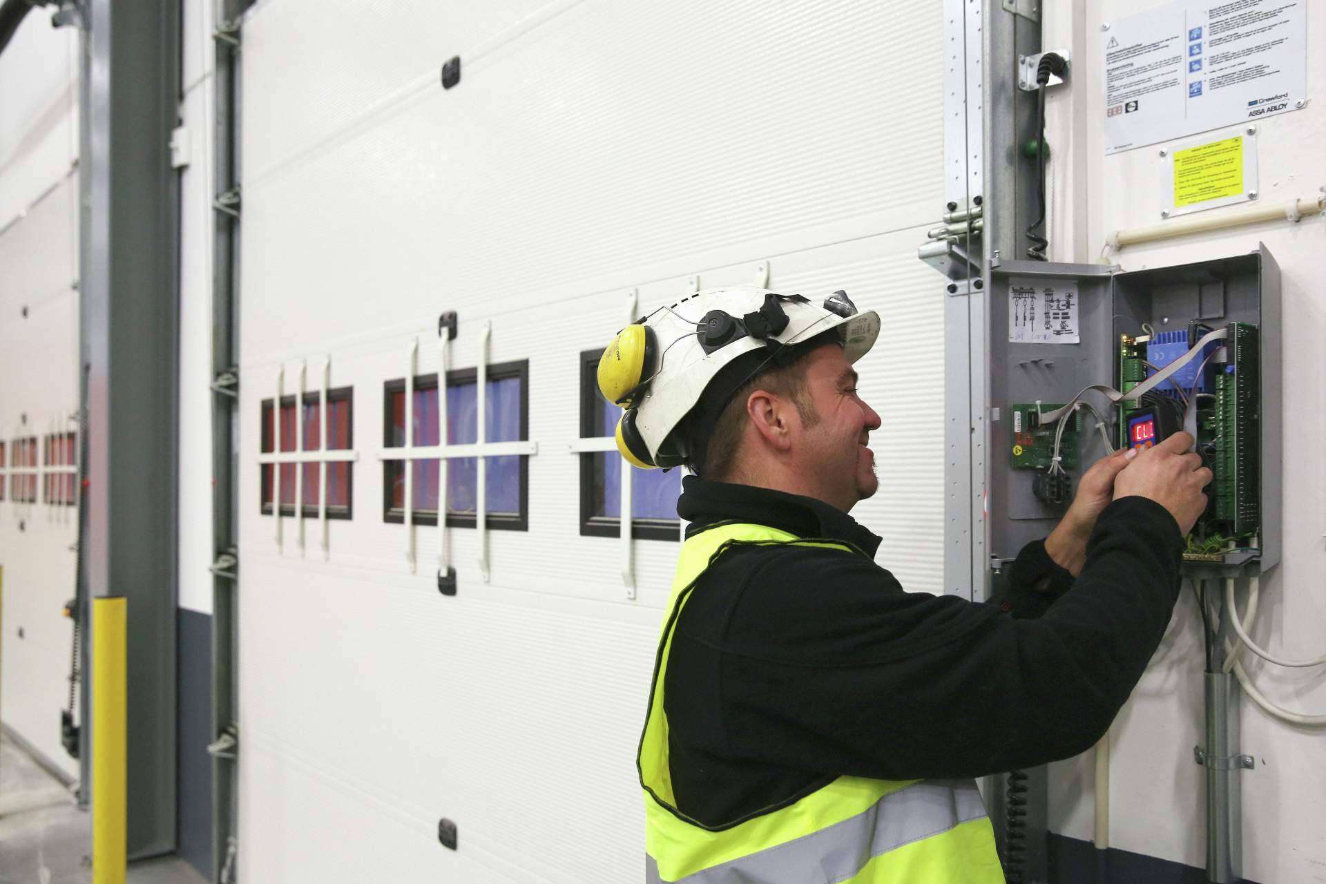 ASSA ABLOY explica las normativas de mantenimiento para las puertas automáticas industriales y peatonales