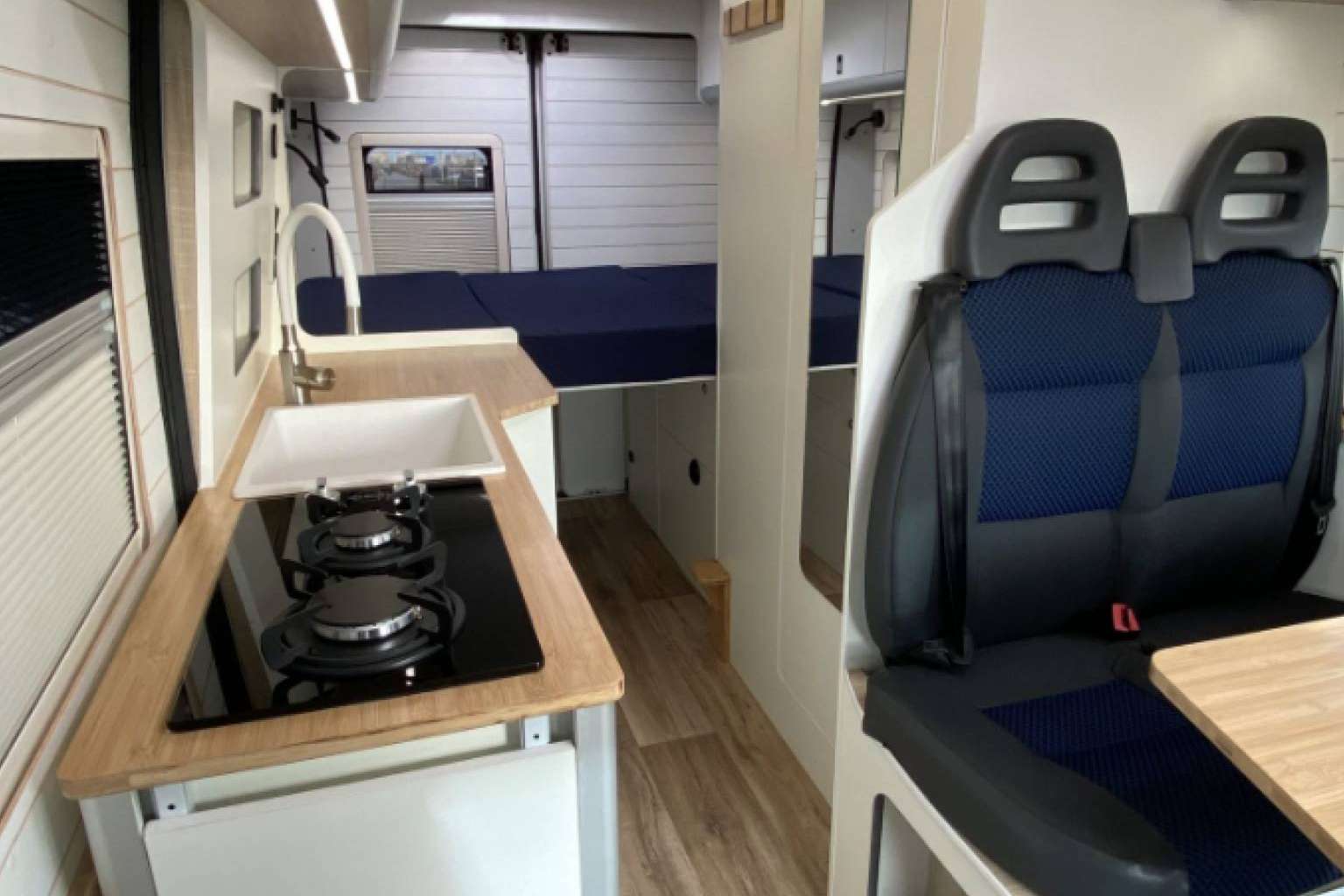 SurVan Camper planea un viaje en furgoneta camperizada por la costa de Andalucía