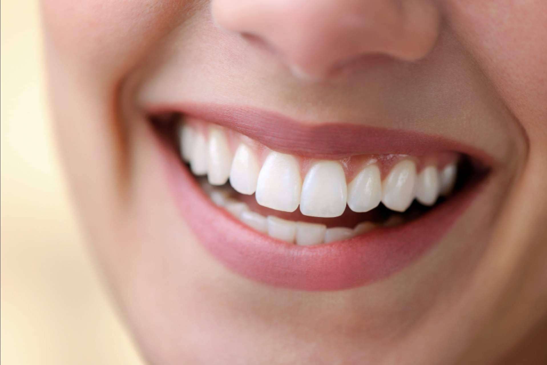 Implantes osteointegrados en la clínica dental IMOI. Cirugía sin cortes y dientes en horas