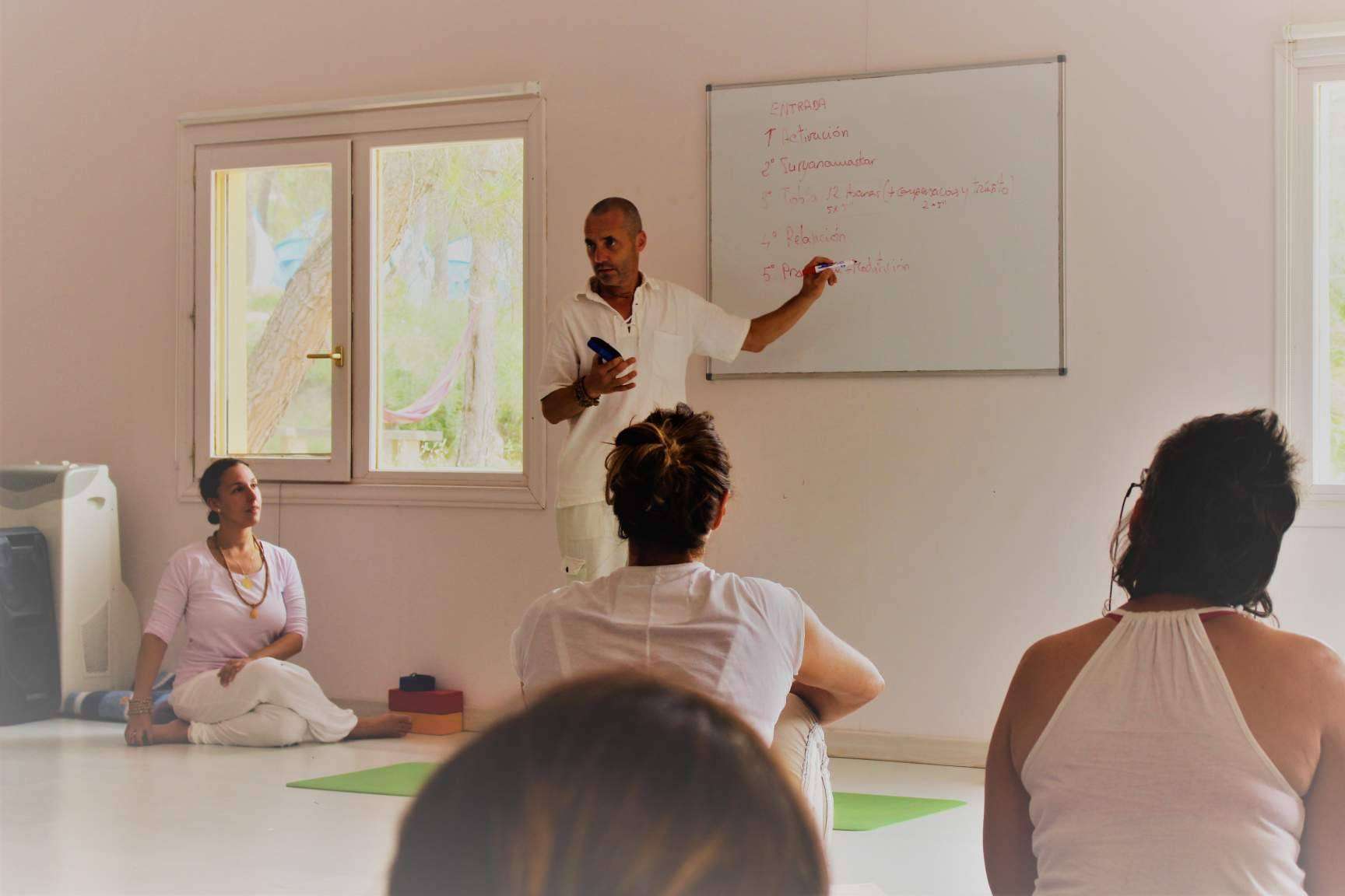 ¿Dónde acceder a formación de profesores de yoga integral y curso de actualización de profesores de yoga? Escuela Mahashakti