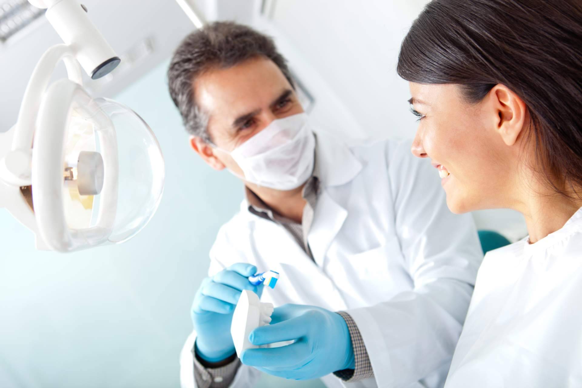 La controversia de los implantes dentales. Los motivos de que algunos profesionales recomienden el zirconio antes que el titanio para evitar la sensibilidad a los metales e impulsar la armonía energética