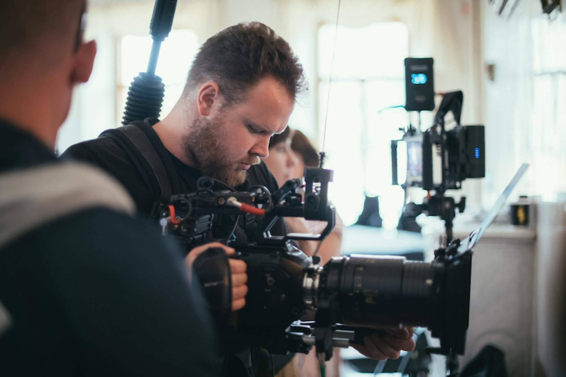 ¿Cómo puede Ikusee adaptar su estrategia de video marketing a diferentes nichos de mercado y sectores?