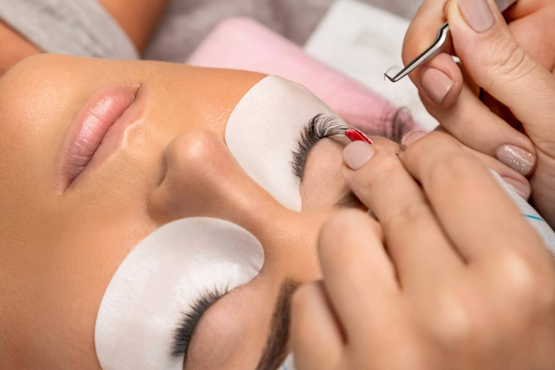 Lashes & Go, la cadena de exclusivos salones de belleza especializados en las extensiones de pestañas, microblading, pedicura y manicura