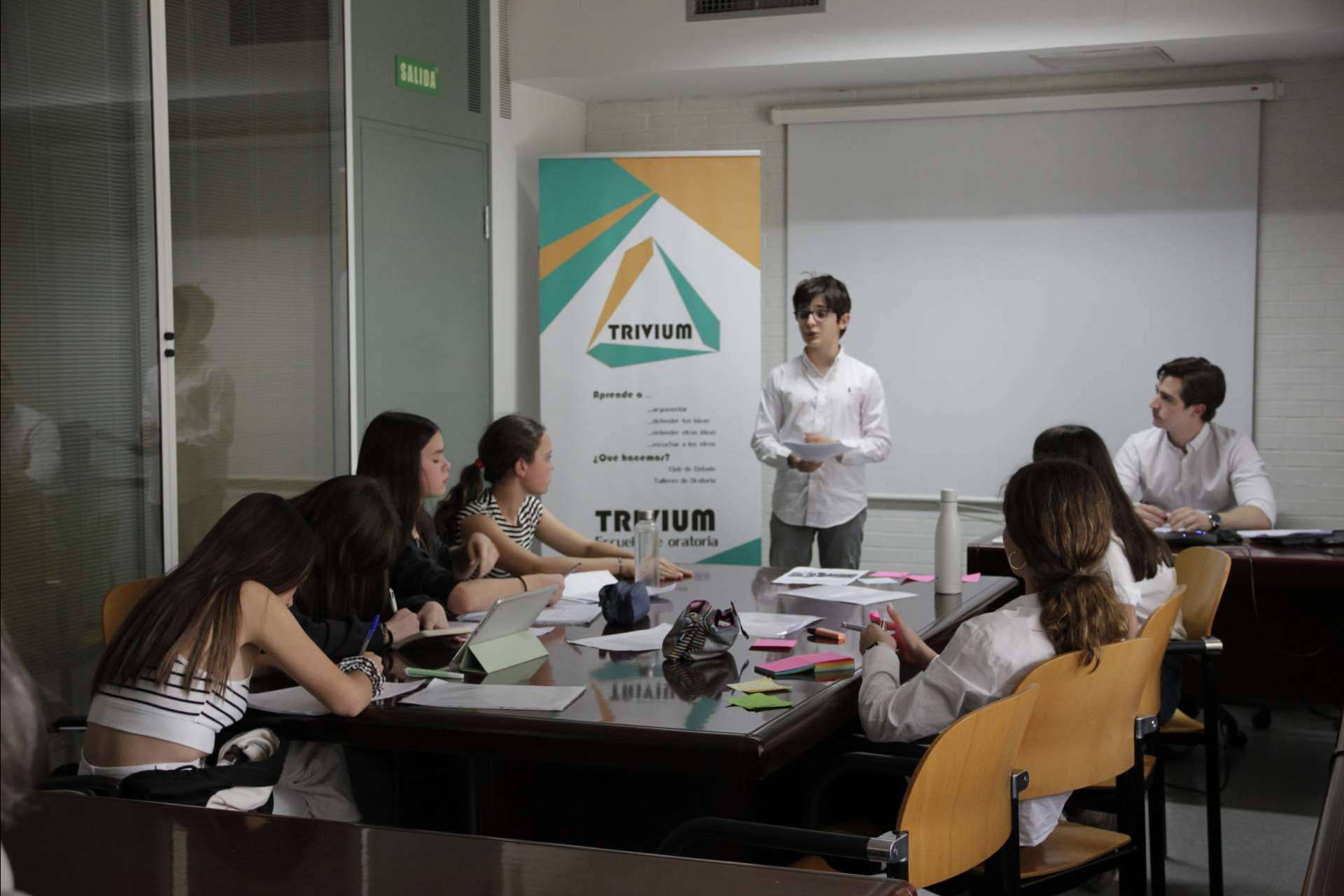 Cuáles son los beneficios para los adolescentes de participar en un curso de debate y oratoria