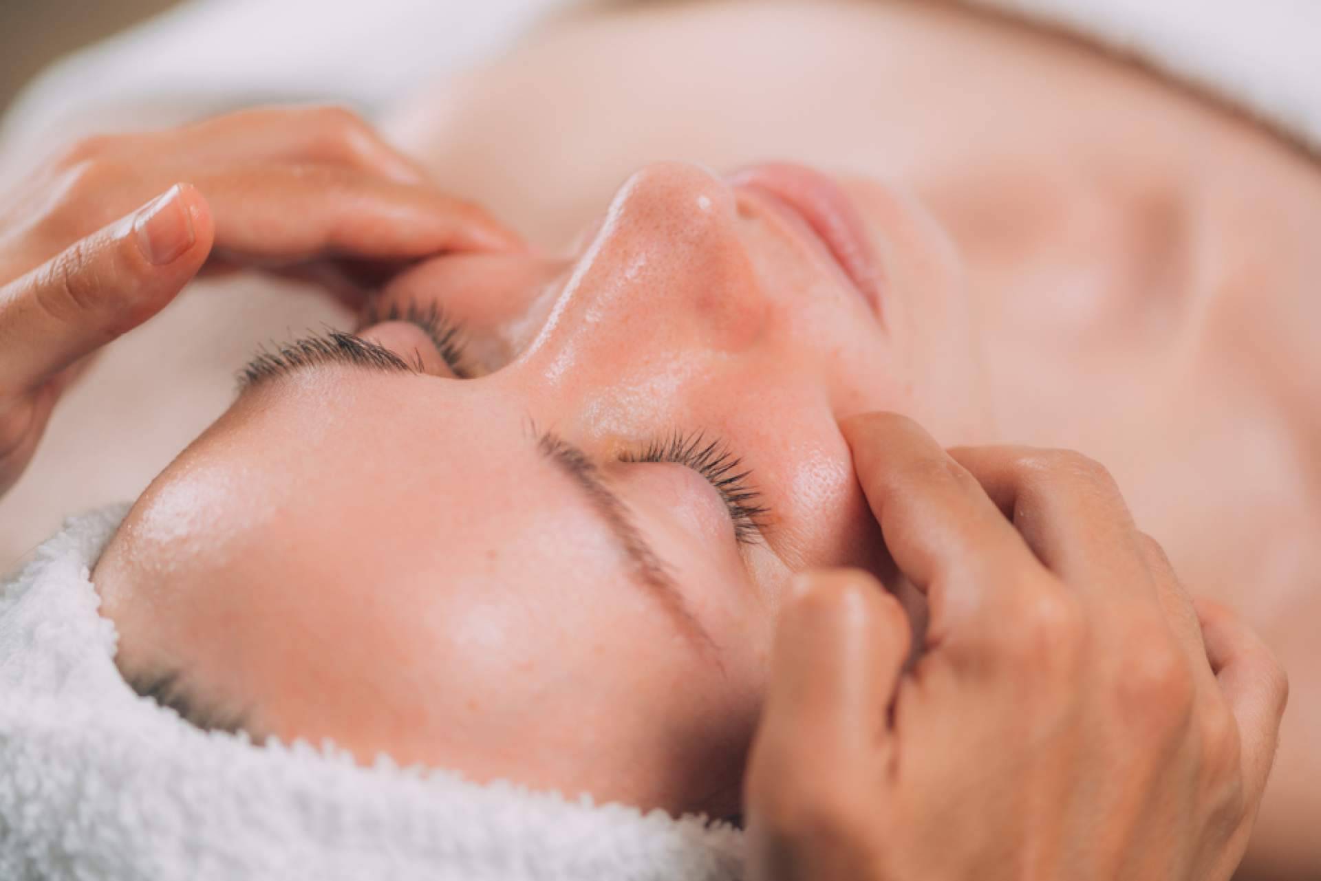 ¿En qué consiste y cuáles son los beneficios del masaje facial japonés?, con LINCKIA Cadaqués