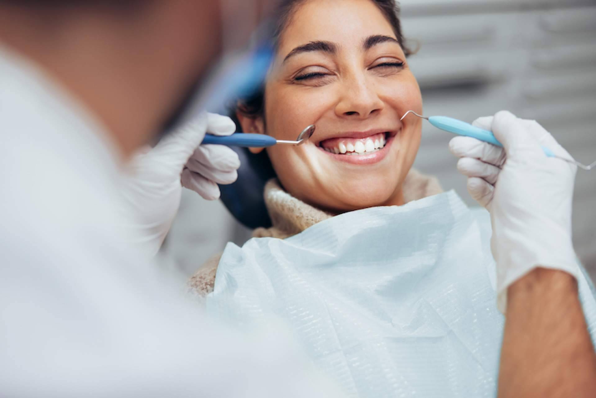 Acudir al dentista por urgencia dental en agosto es posible con clínicas como DeltaDent