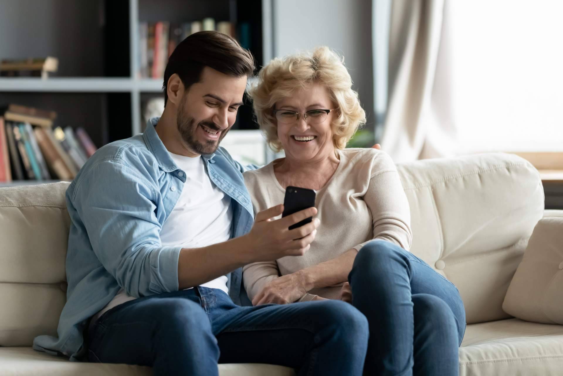 Relanzamiento de las tarifas familiares para compartir datos en el Día del Abuelo, por OROC Fibra y Móvil