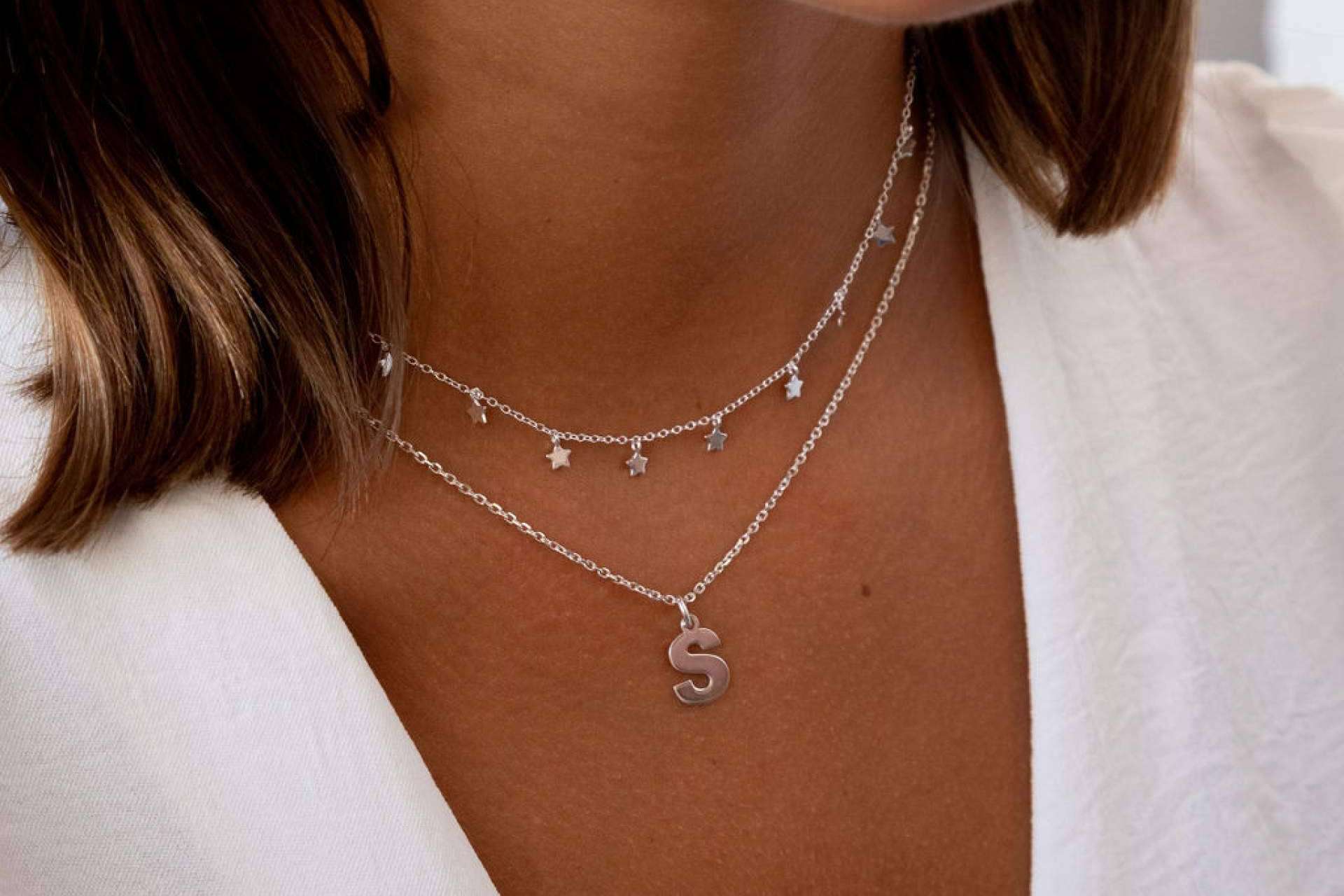 Anitials se suma a las últimas tendencias con su extenso catálogo de collares con iniciales