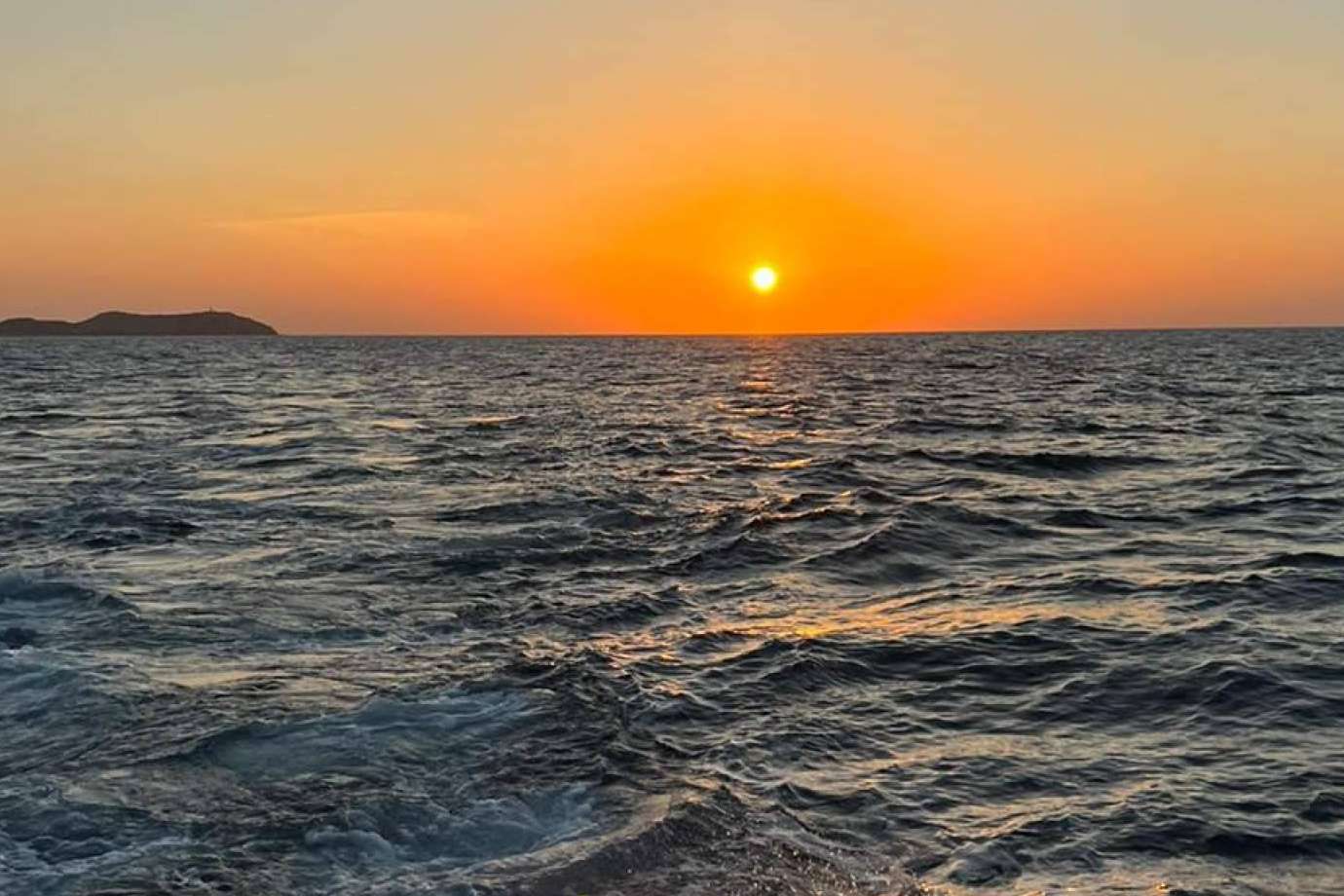Practicar deportes acuáticos en las playas más conocidas de Ibiza con Float Your Boat