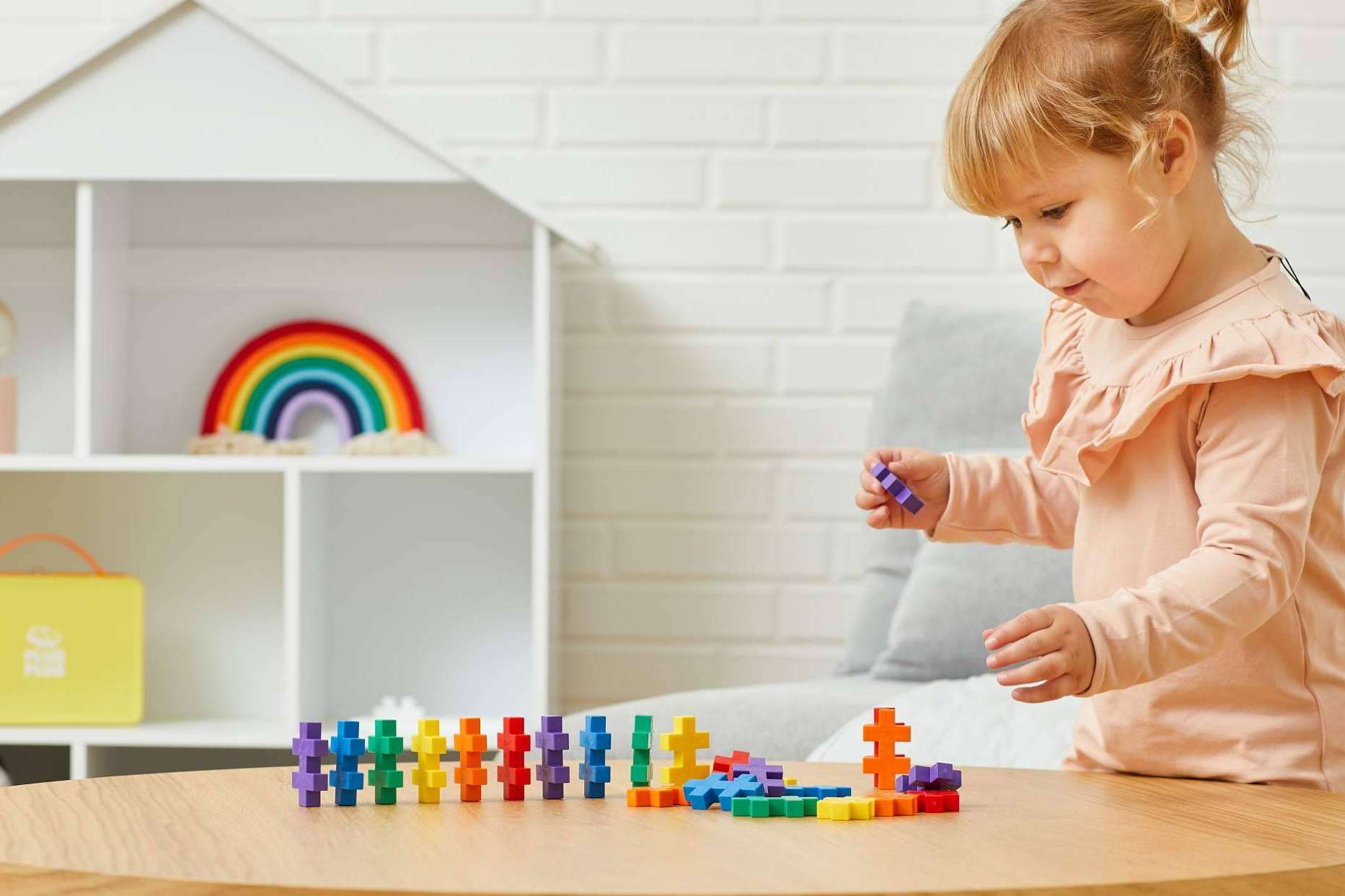 ¿Qué ofrece la línea de construcción creativa de Plus-Plus para los más pequeños?