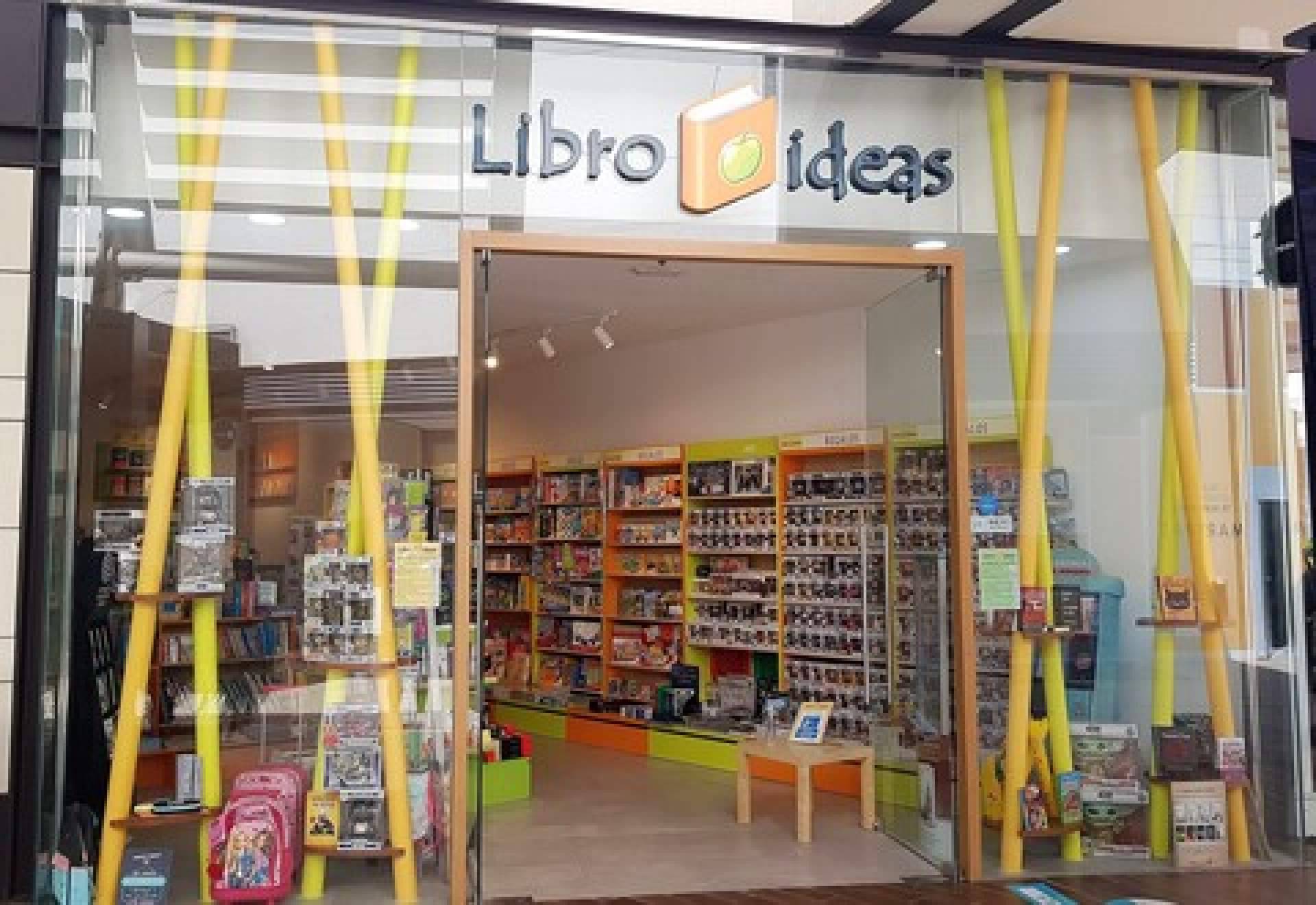 Libros con distintos géneros literarios en la librería Valencia Libro Ideas
