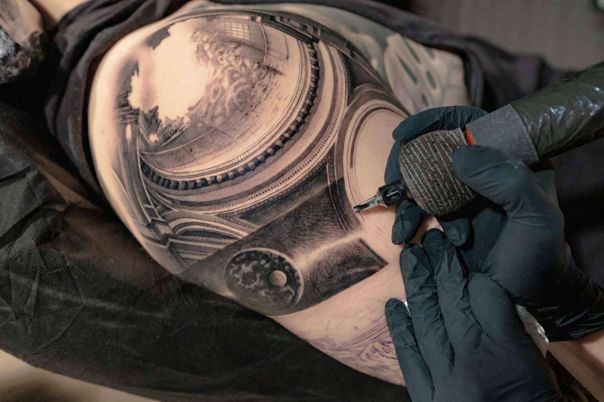 Para hombre que no deja de ganar adeptos, el curso de tatuajes en el brazo, por Habbility