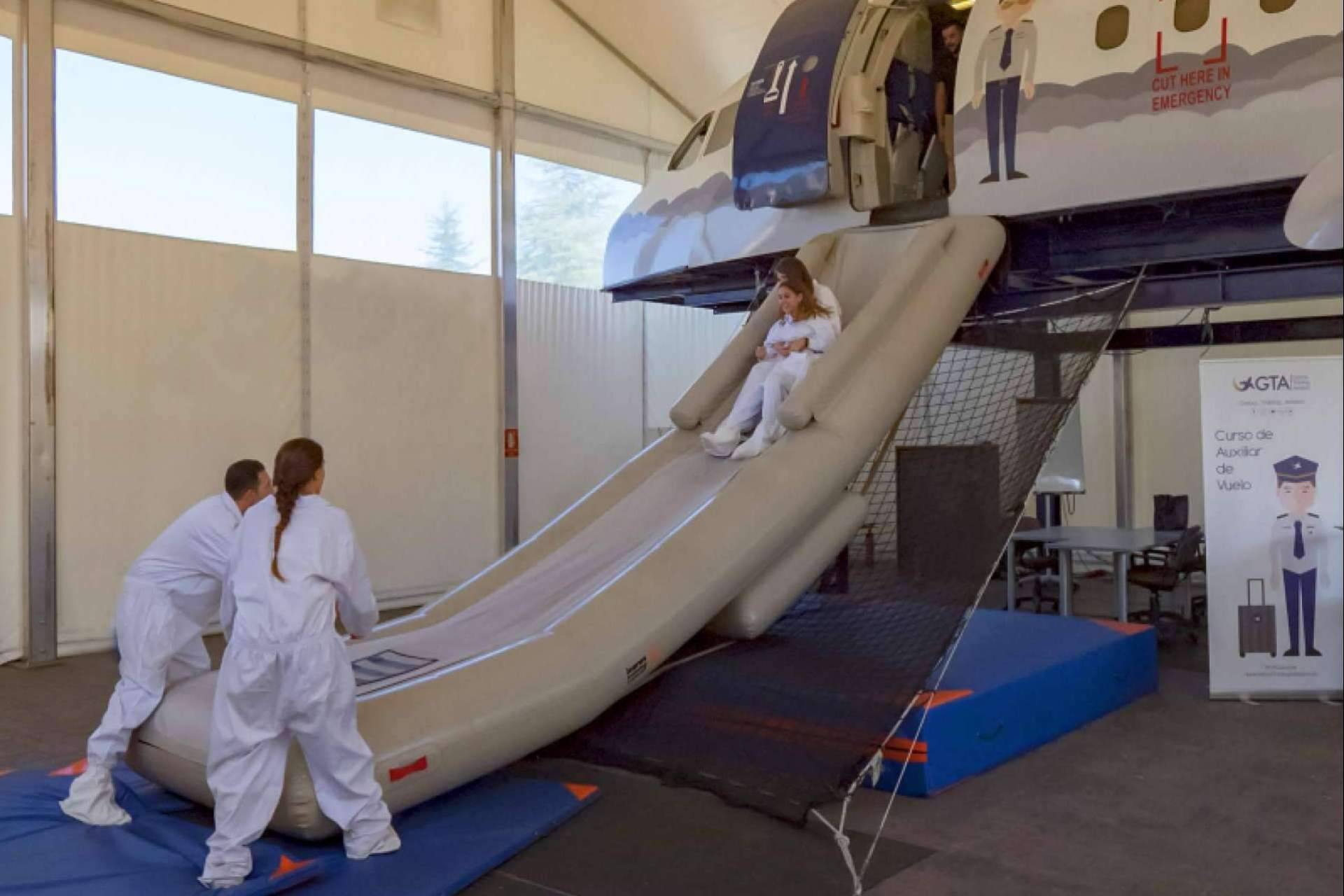 Cuáles son los principales requisitos para el curso de azafata de vuelo según Global Training Aviation