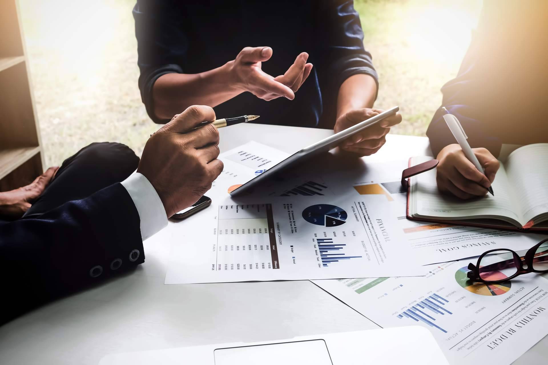 Las diferencias entre el marketing industrial y el marketing de consumo, con BCM Marketing