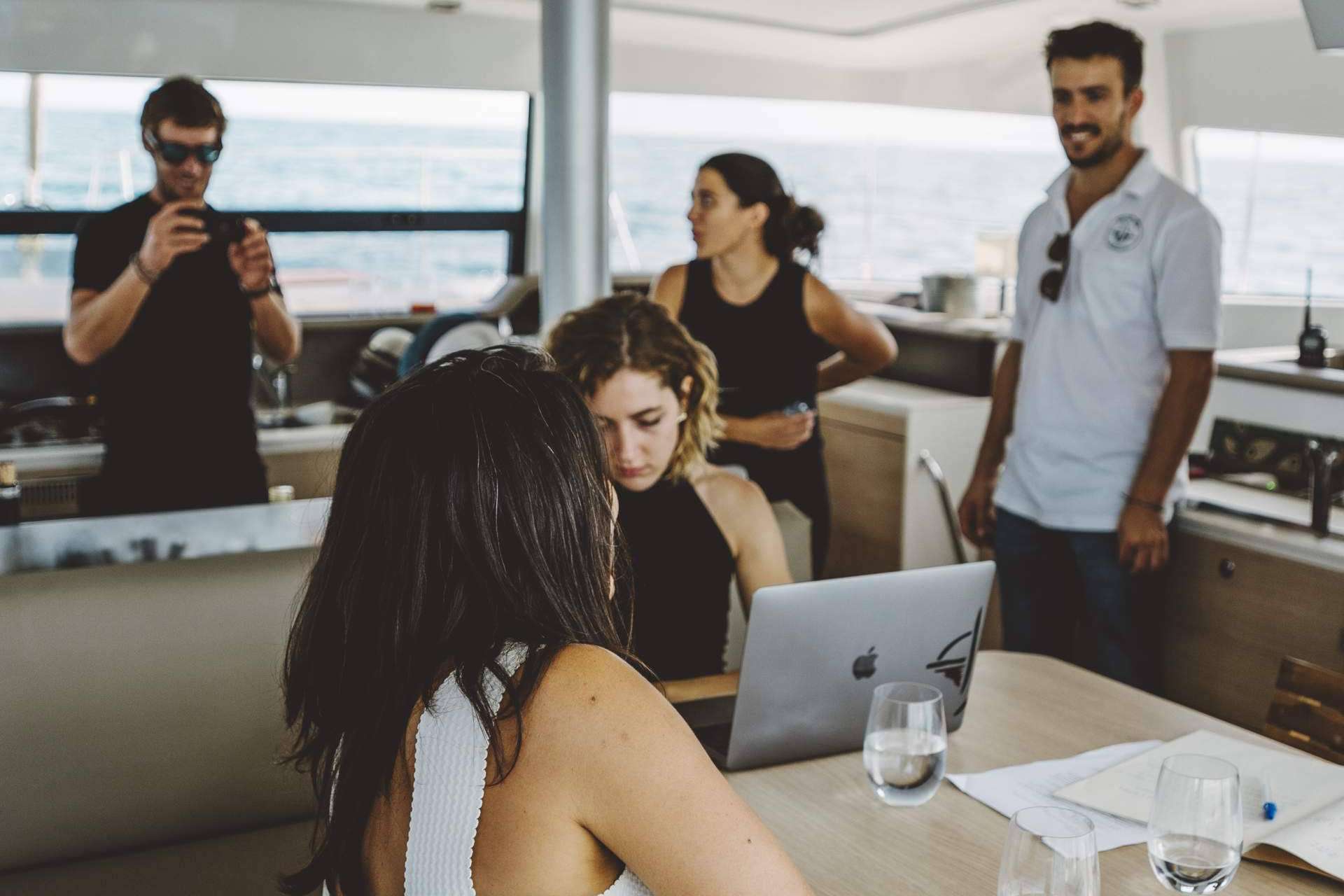 Tener un evento de empresa y alquilar un barco, con Sondevela