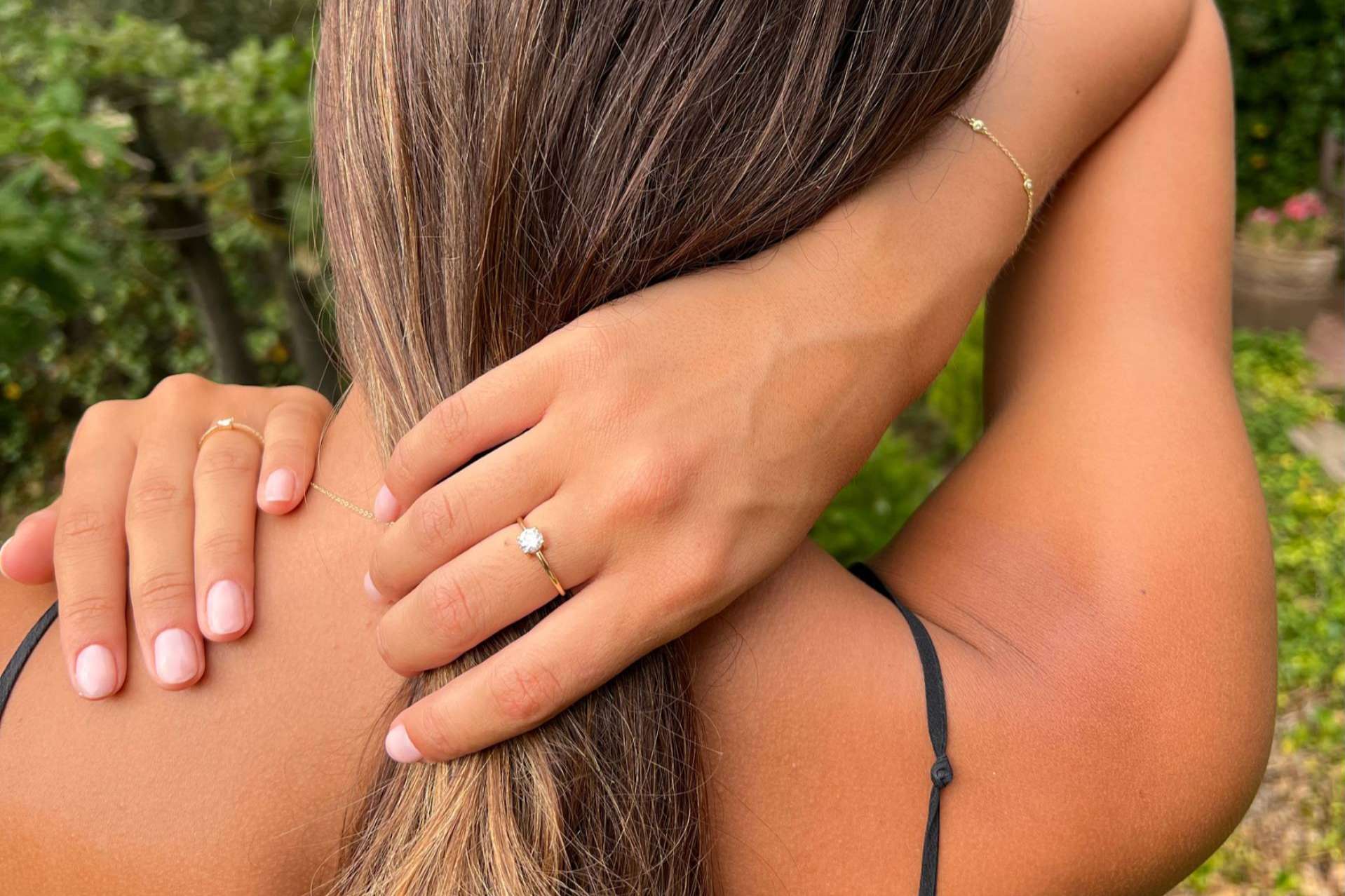 Las joyas básicas realzan la piel bronceada después del verano
