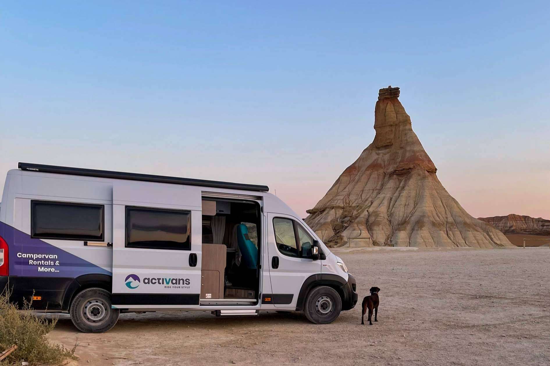 Explorar experiencias de viaje en familia únicas con el alquiler de autocaravanas de Activans en Girona