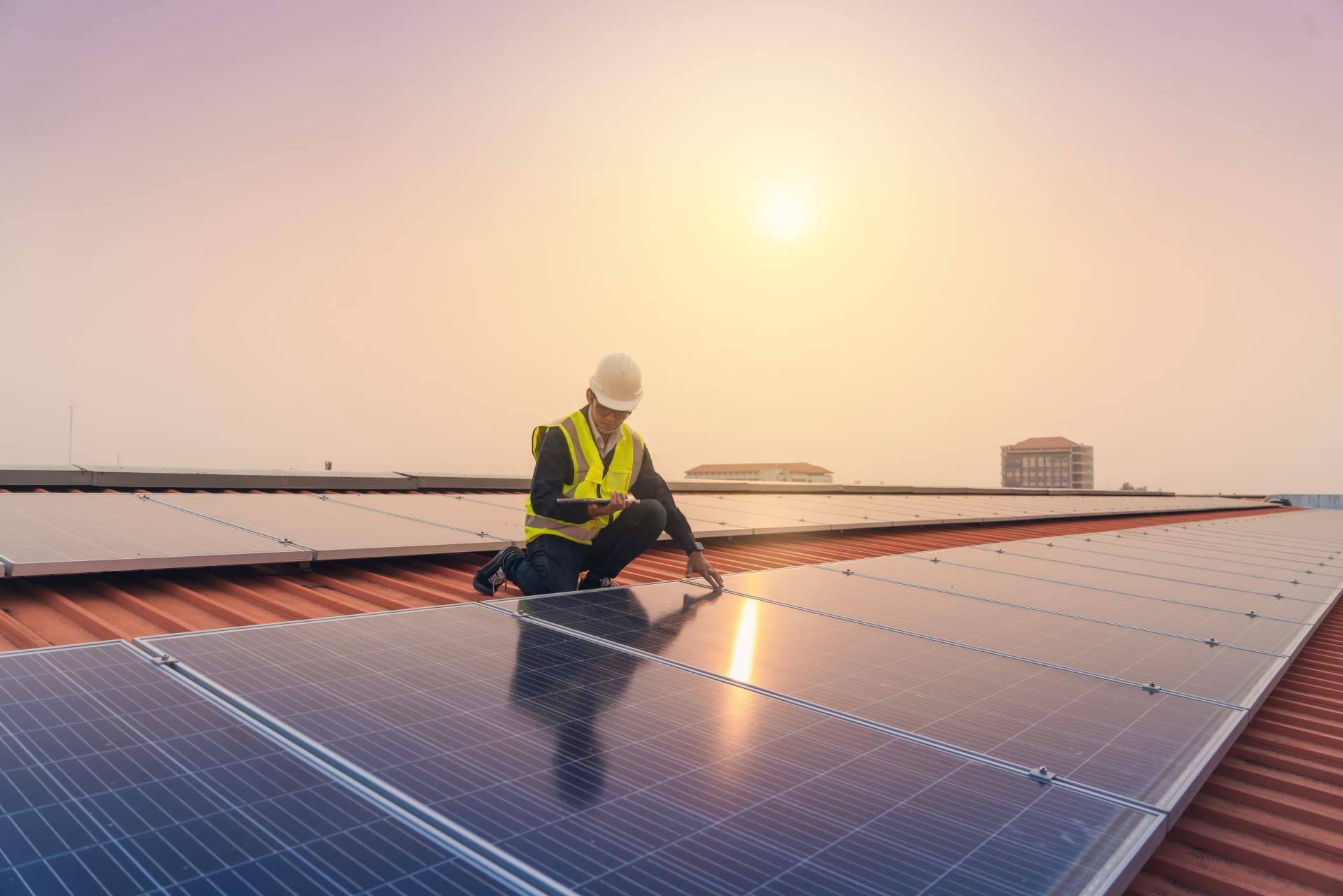Acierta Eficiencia, firma experta en la instalación de placas fotovoltaicas para empresas y hogares