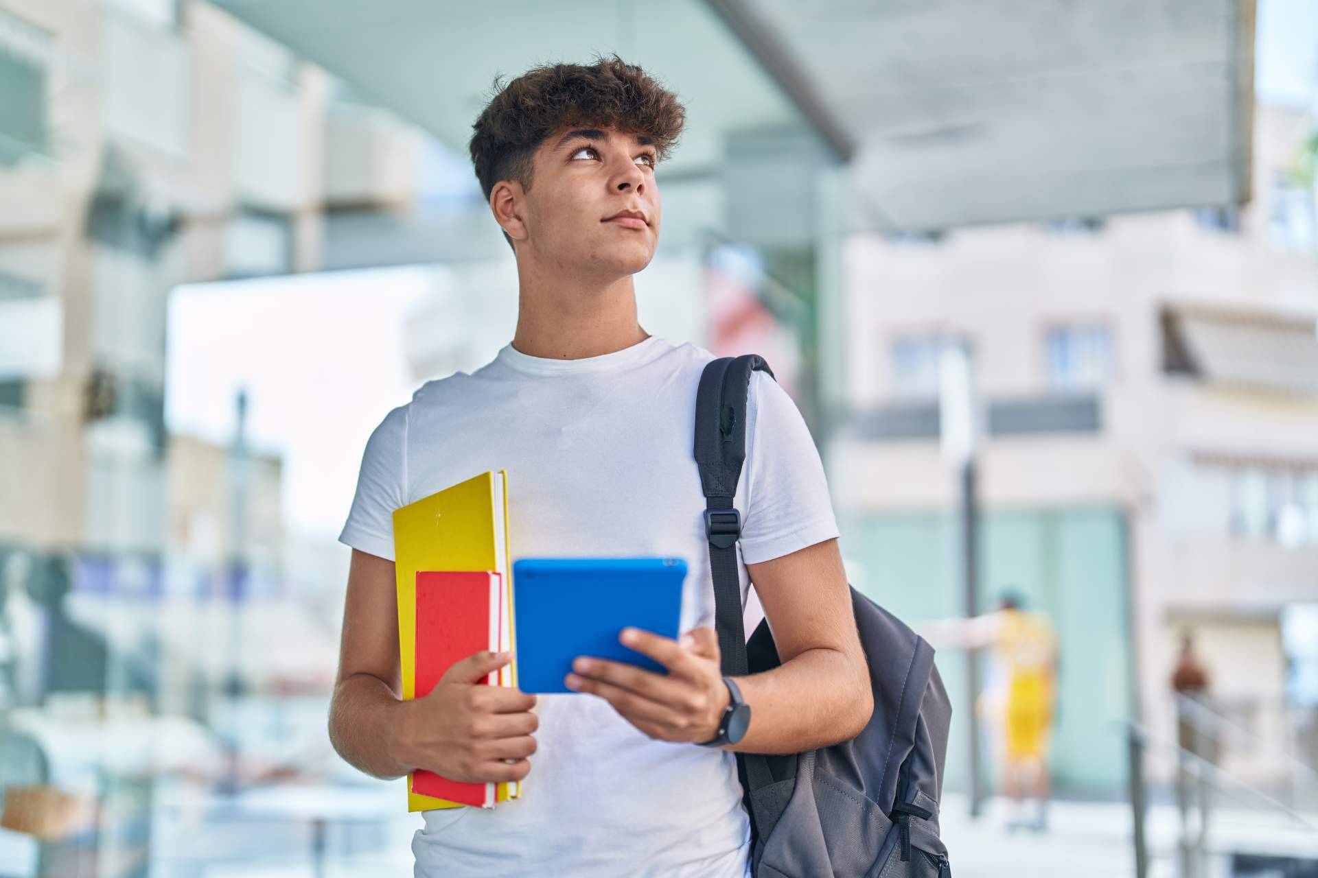 Becadvisor conecta a estudiantes y empresas mediante colaboraciones con escuelas y universidades españolas