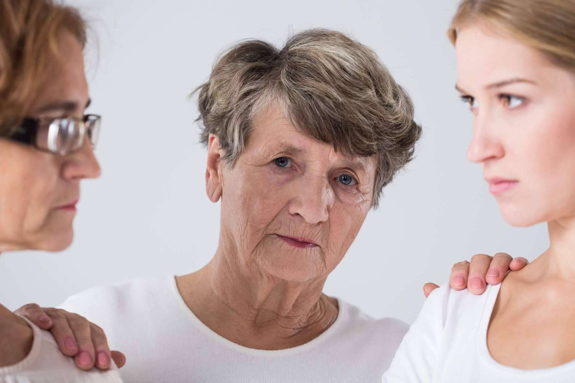 El desafío de cuidar a padres de la tercera edad. ¿Cuáles son las mejores opciones para las familias?