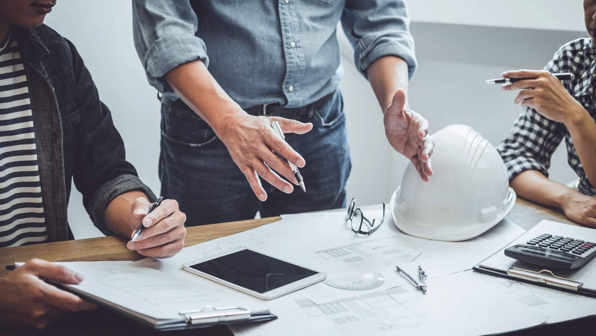 Projectum explica cómo conseguir al mejor profesional para un proyecto técnico