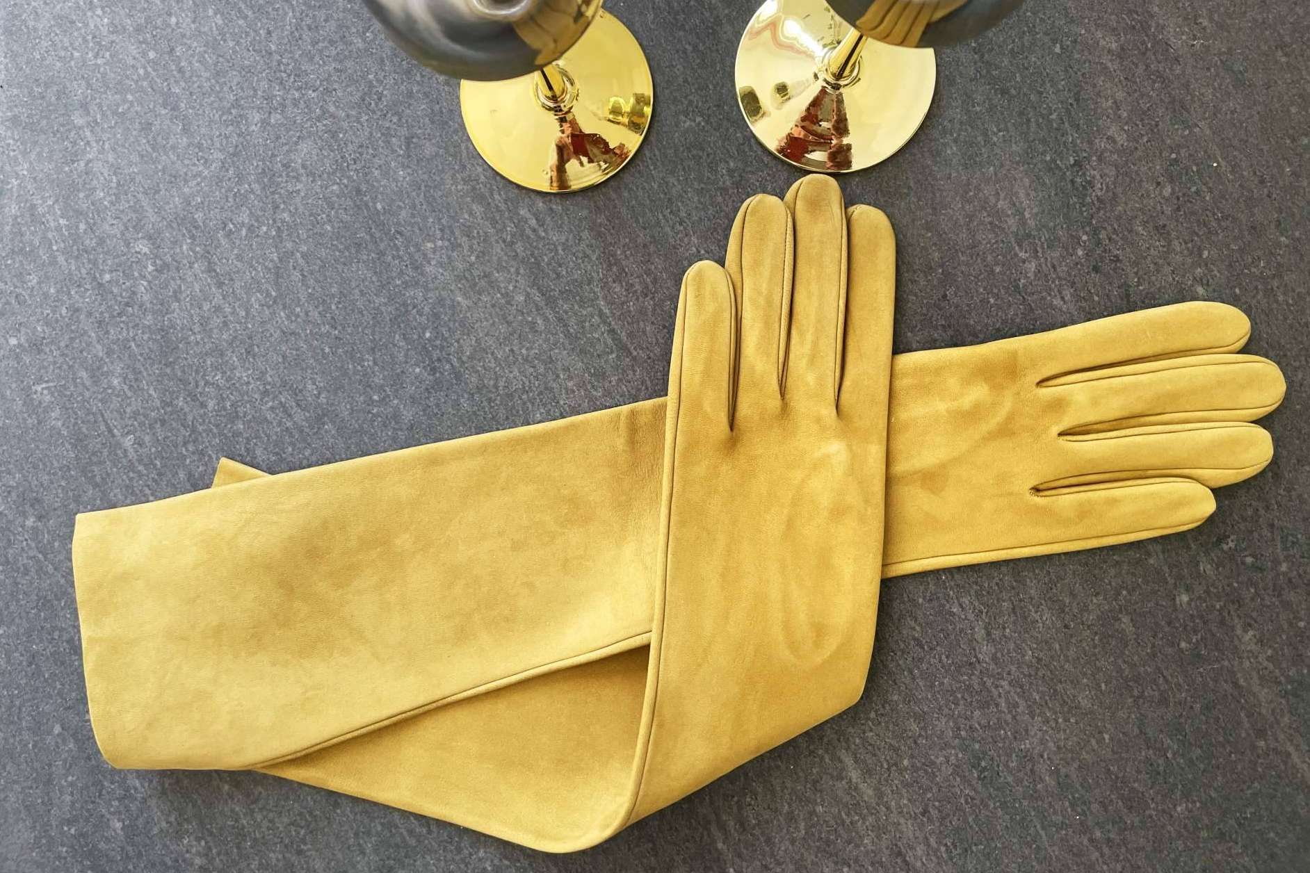 Una tendencia a la que apuntarse este invierno, guantes largos en looks cotidianos