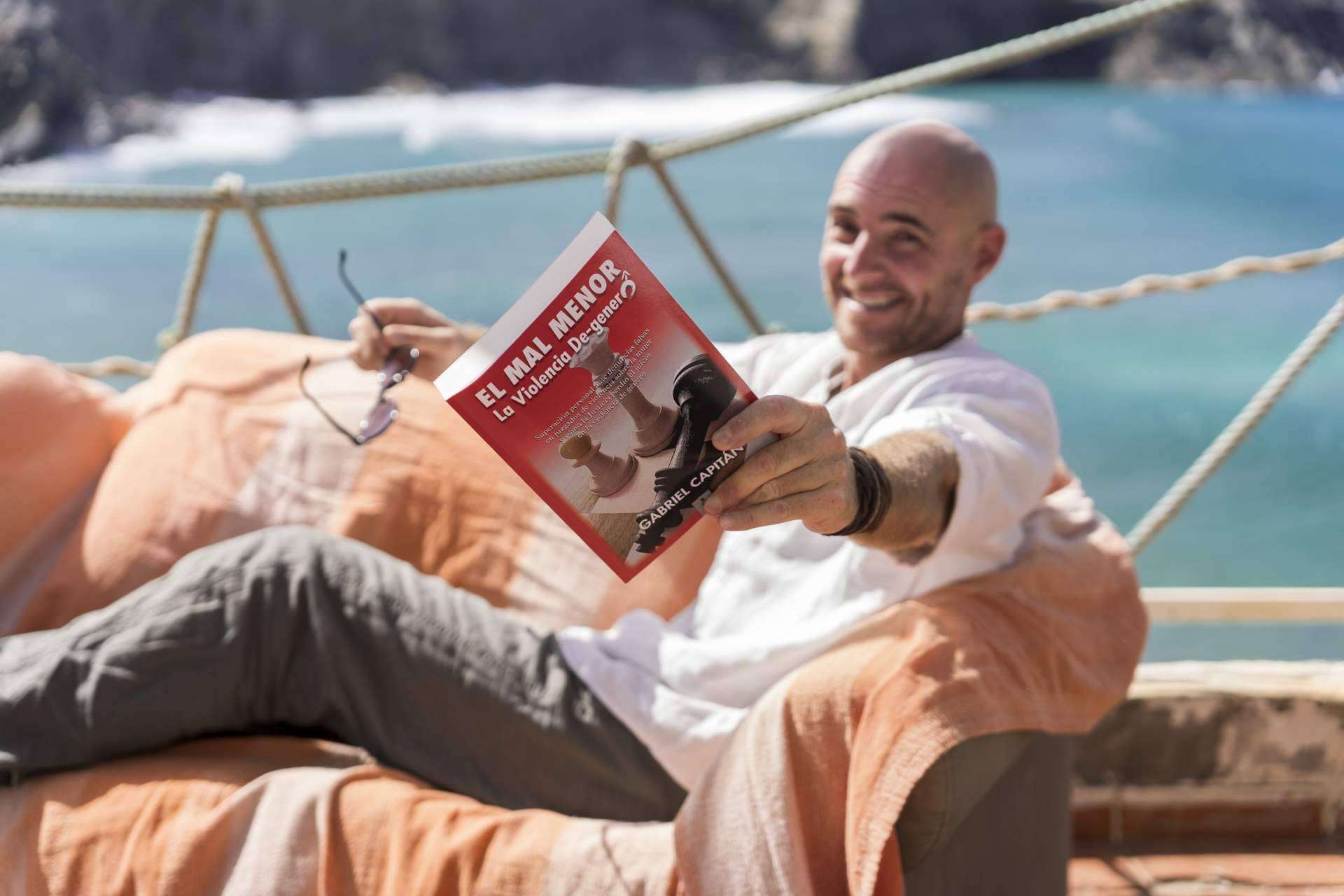Gabriel Capitán y su libro 'El mal menor', un relato de superación personal