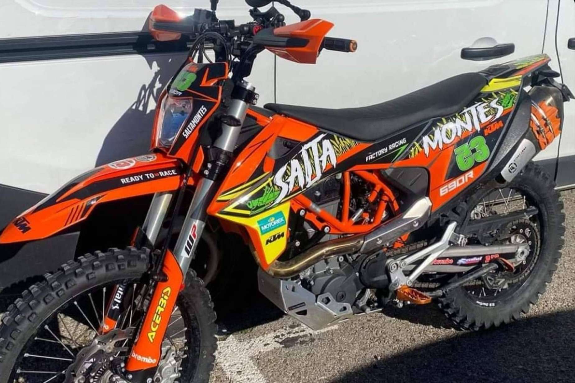 ADHESIVOSEMBARRADOS dispone de adhesivos motocross