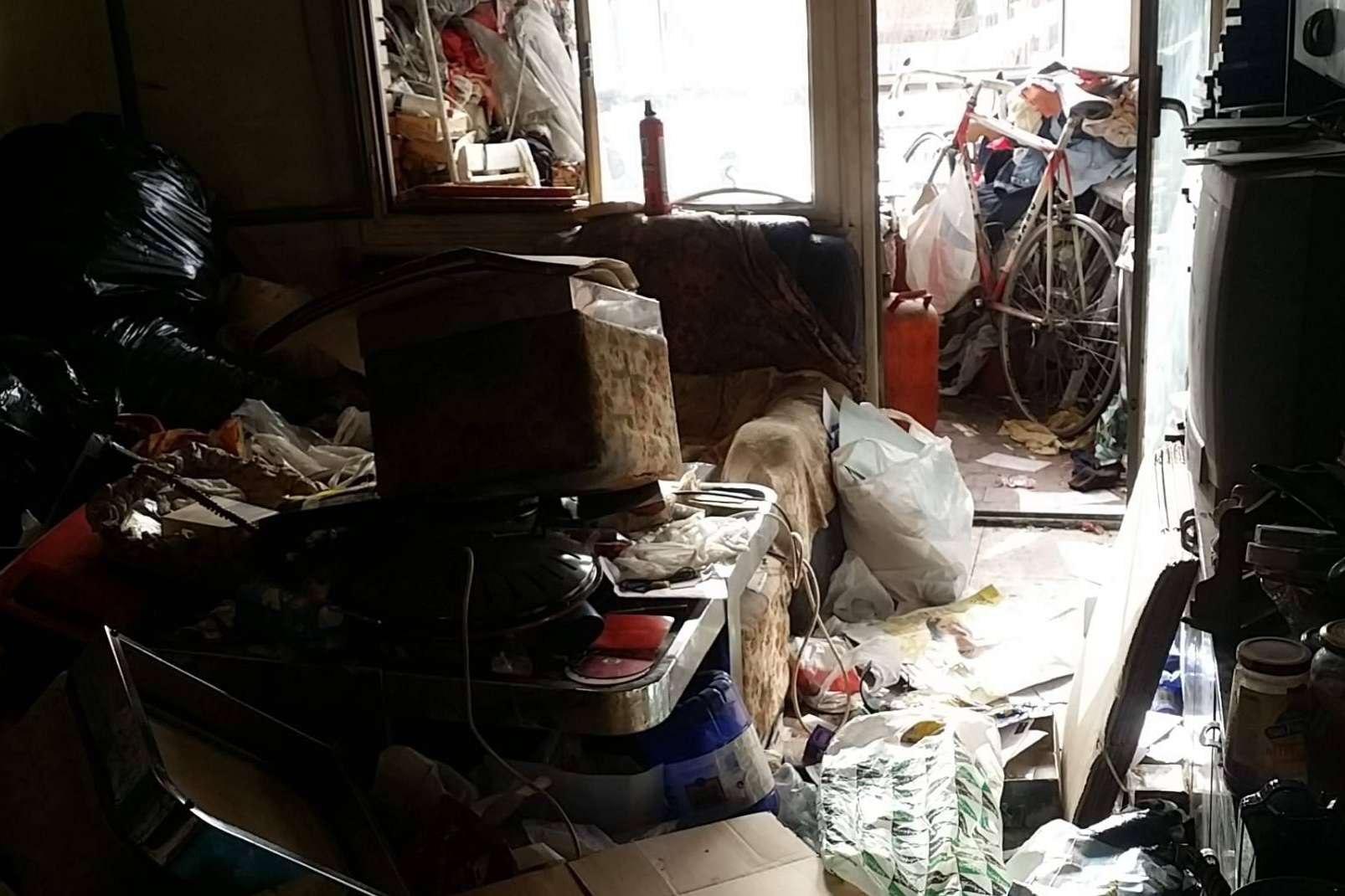 Cientos de kilos de basura, cero miedo; el día a día de los limpiadores extremos