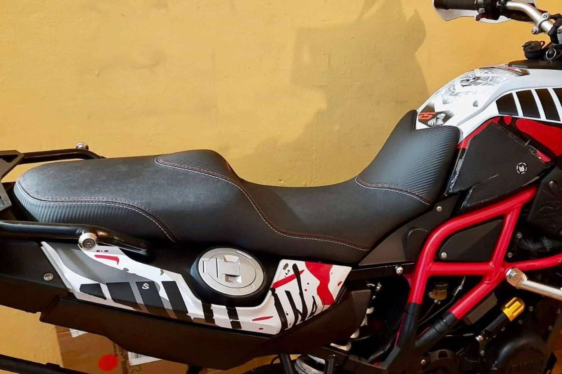 Funda de asiento de una moto personalizada con JM-FUNDAS