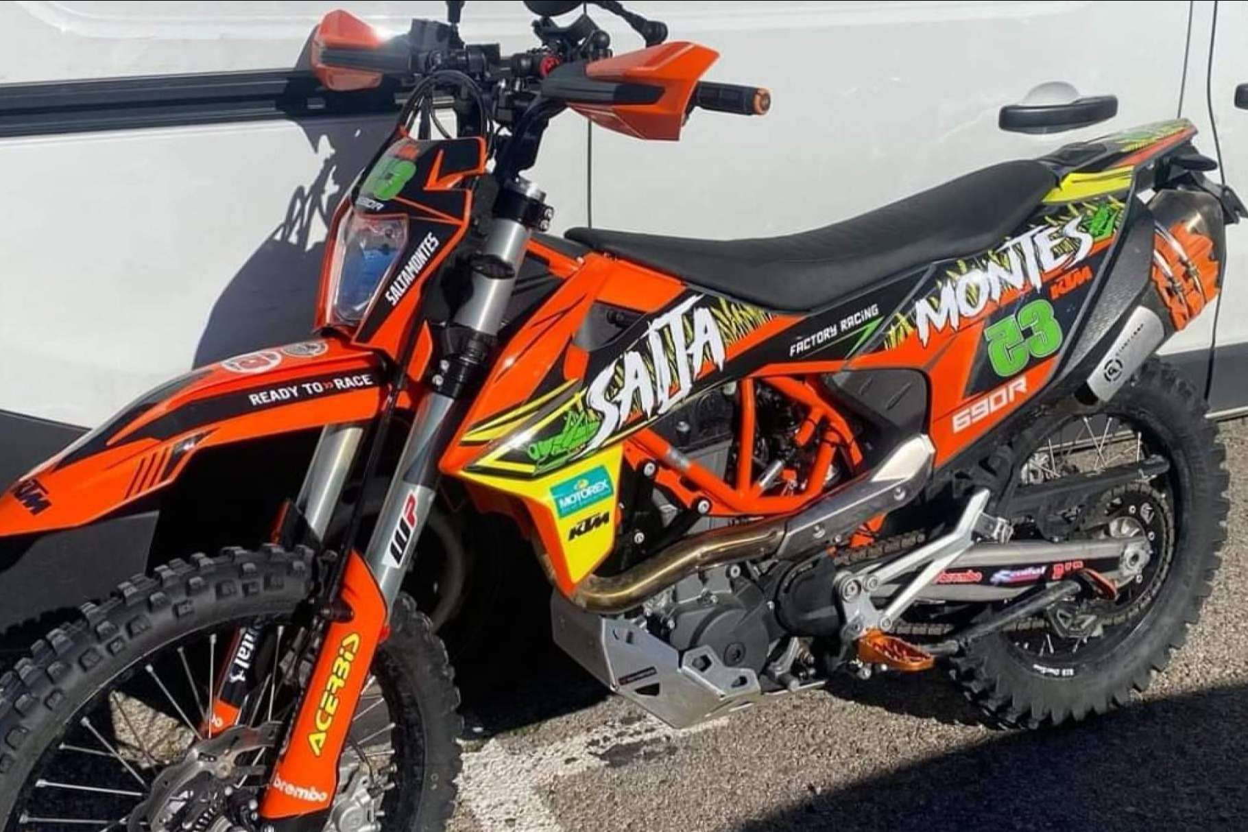 ADHESIVOSEMBARRADOS ofrece un amplio catálogo de adhesivos personalizados para motocross