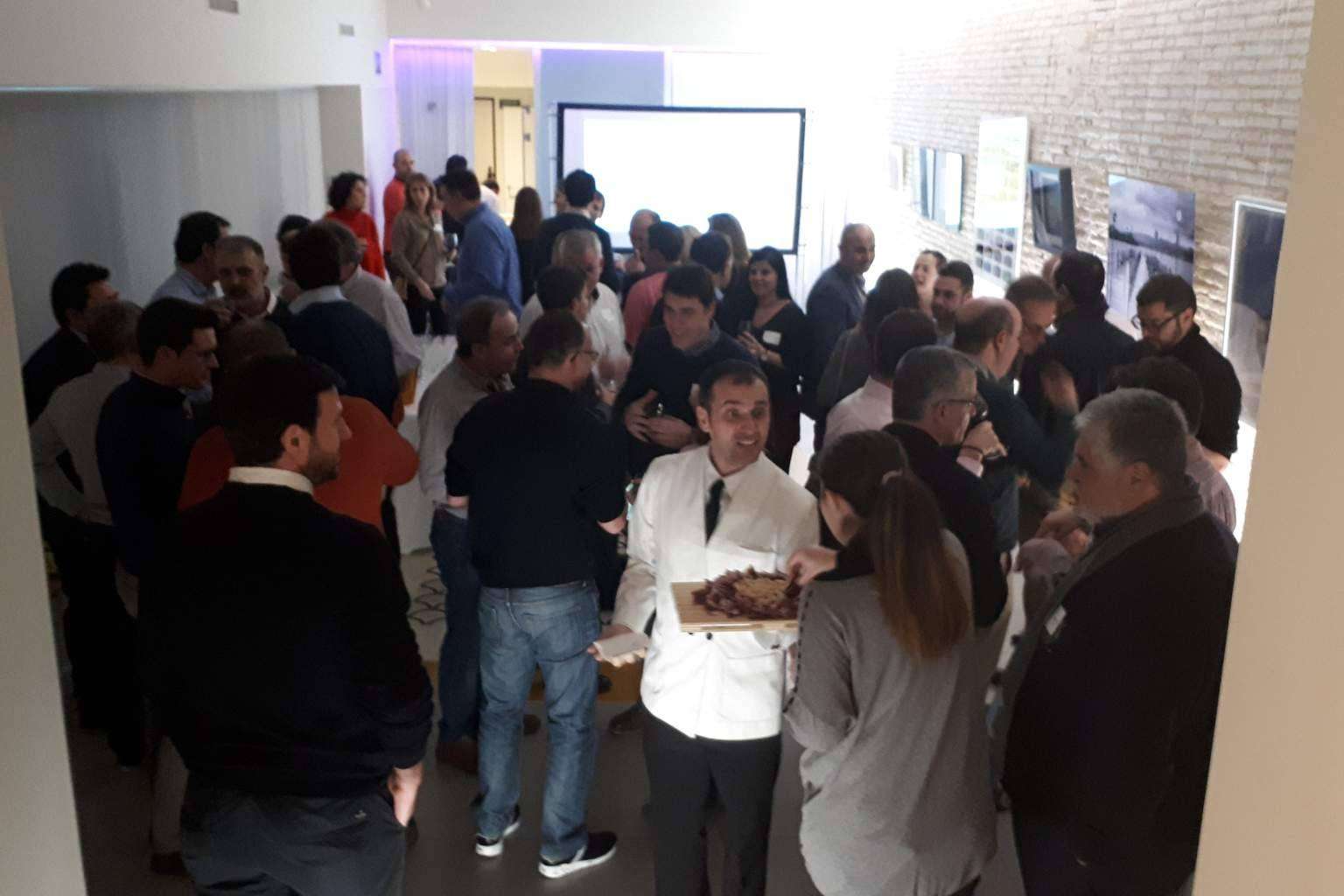 Celebrar eventos y actividades de teambuilding en la sala empresarial LBK99