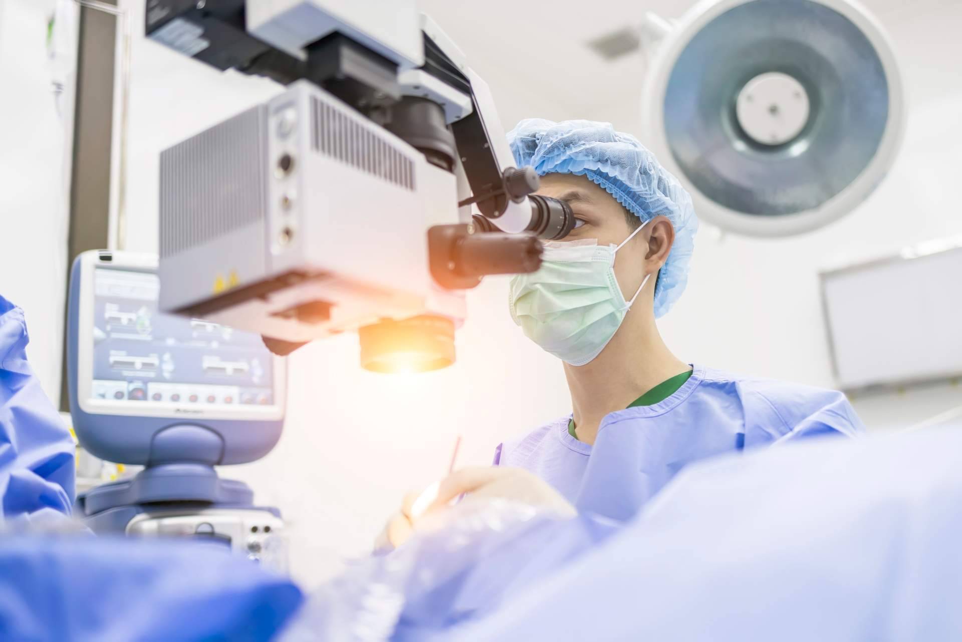 La opción para despedirse de las gafas para siempre, la operación de presbicia