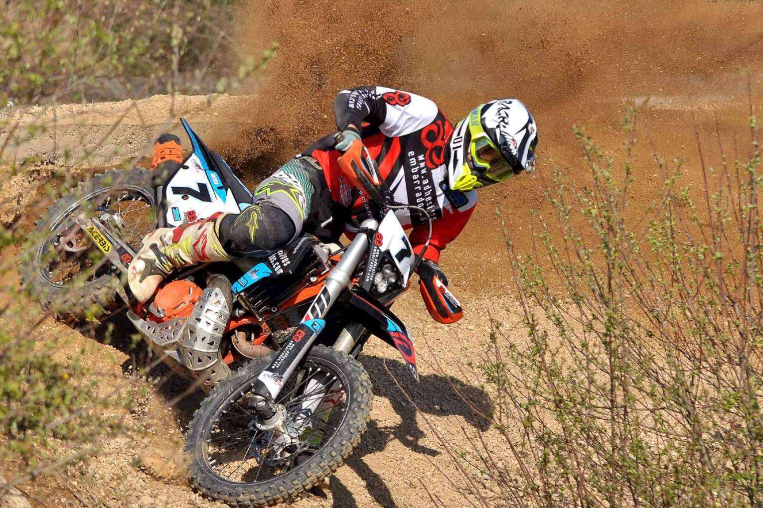 ADHESIVOSEMBARRADOS ofrece adhesivos para moto offroad