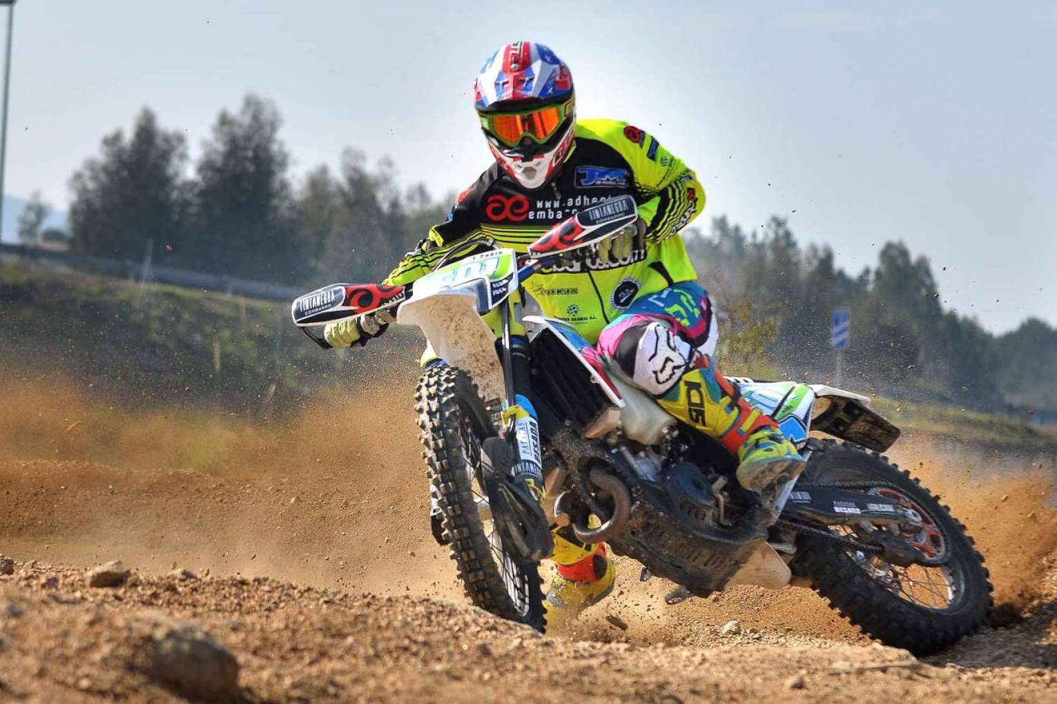 ADHESIVOSEMBARRADOS ofrece plásticos y adhesivos para motos offroad