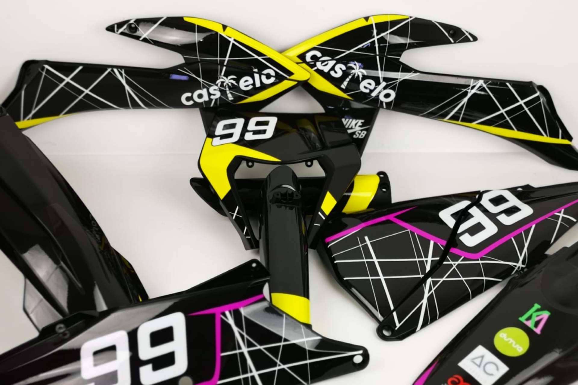Dar un nuevo aspecto a la moto con plásticos y adhesivos de motocross