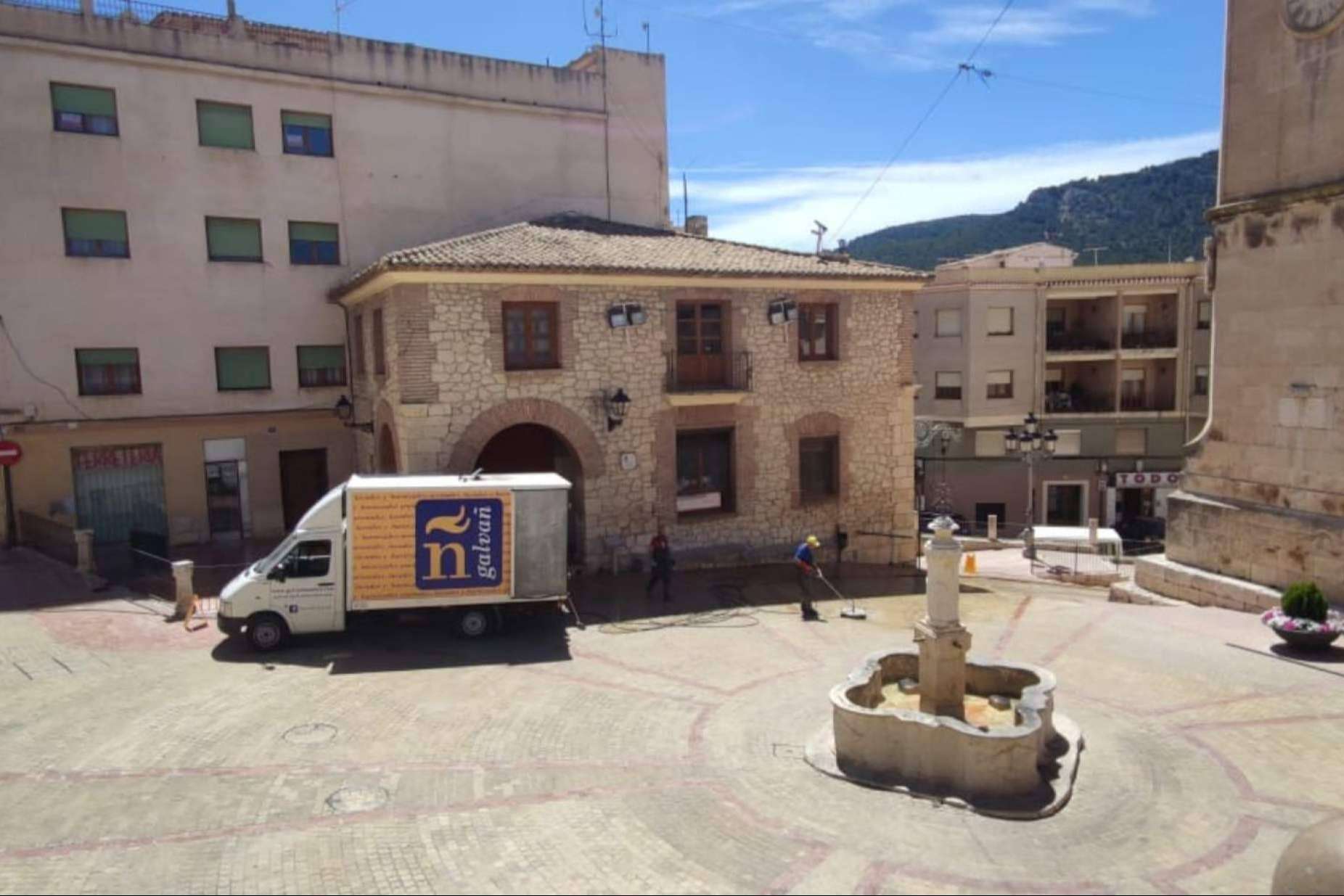 Trabajos de limpieza y restauración del patrimonio y mobiliario urbano con Galvañ Lacados