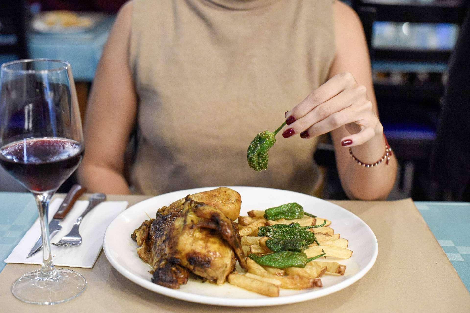 Pasa Tapas, uno de los mejores lugares para disfrutar de la comida a la brasa en la Barceloneta