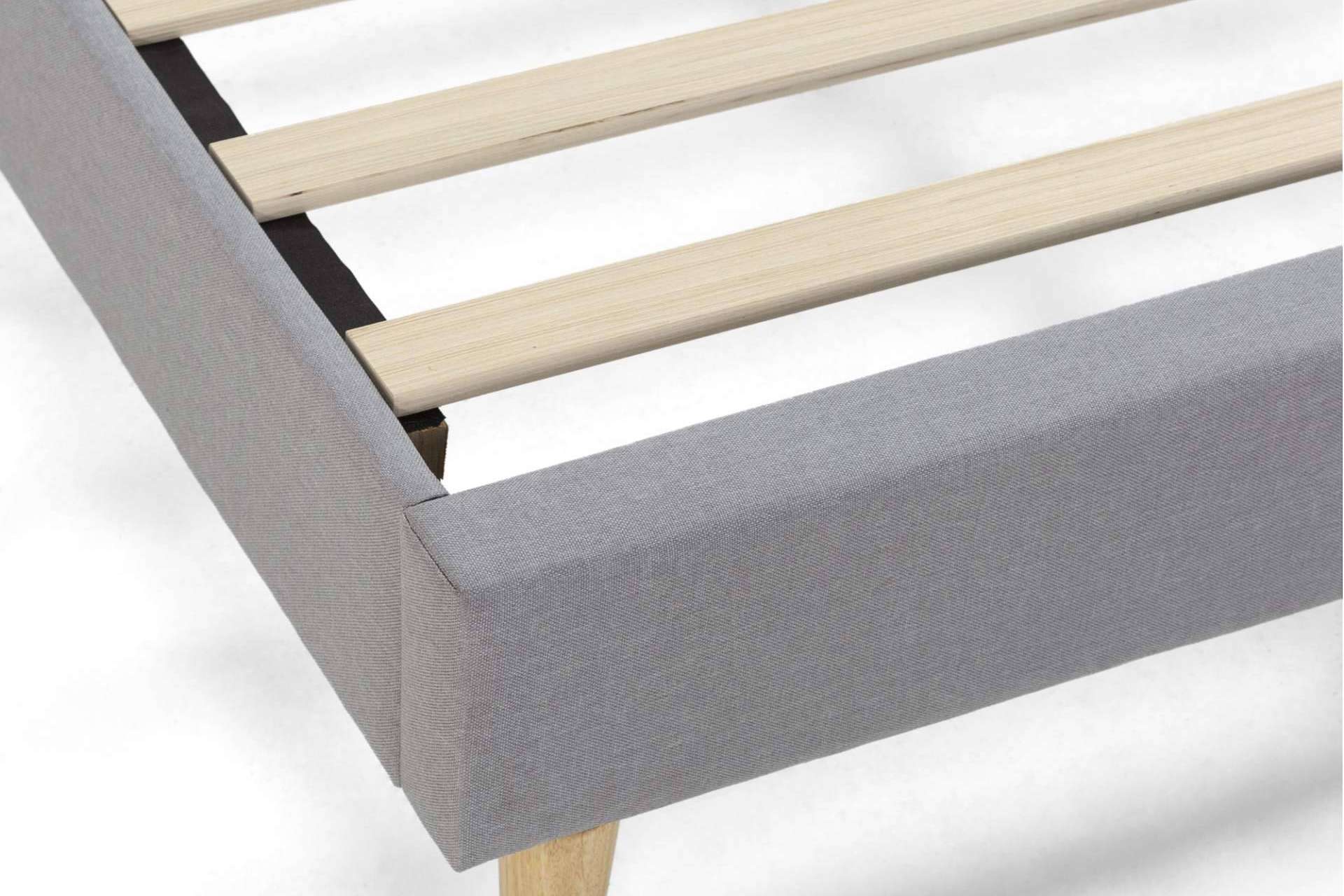 Los expertos de Top Mueble explican qué opción es mejor para el colchón;  un somier o una base tapizada