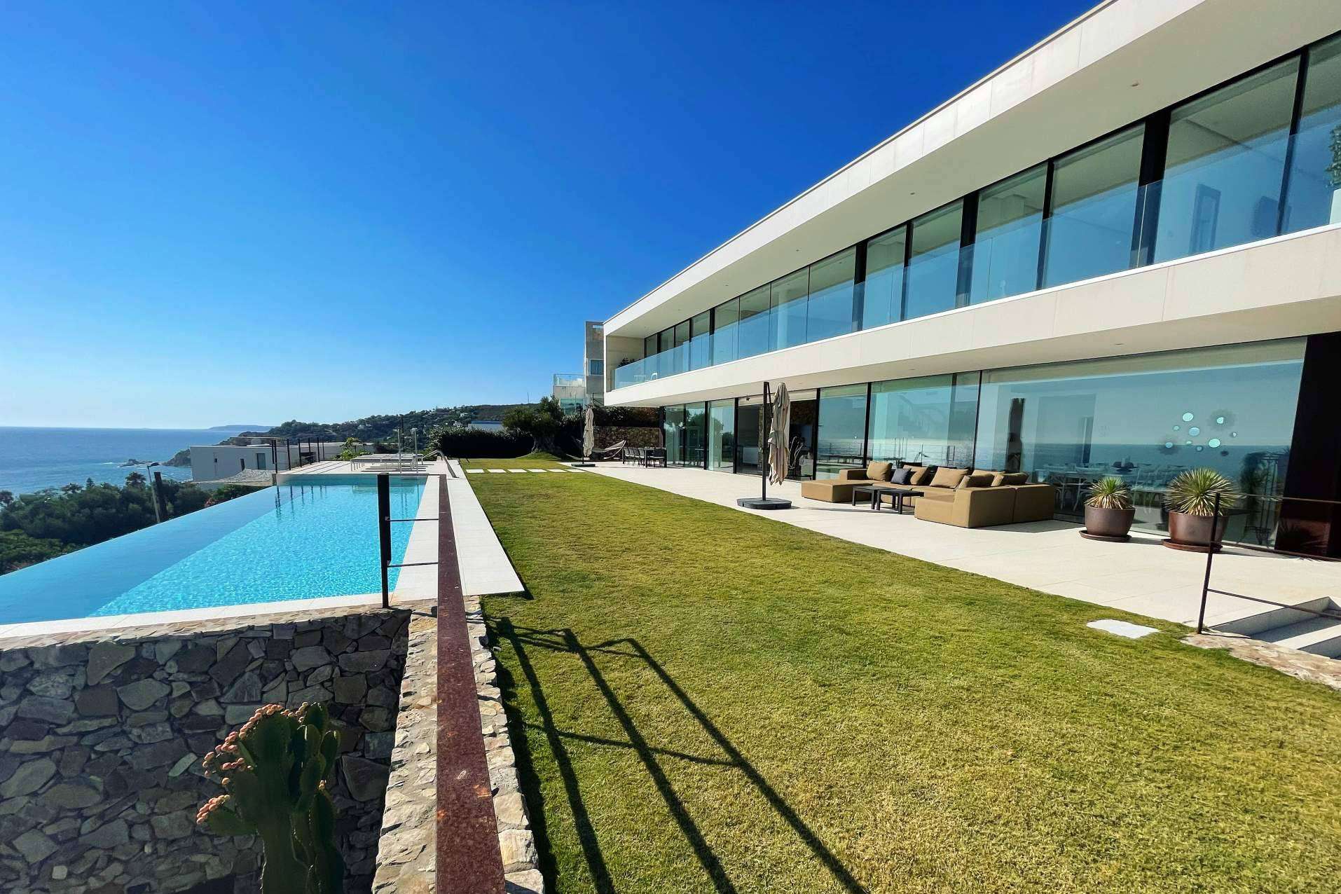 ¿Dónde encontrar una villa de lujo en un entorno único en Zahara de los Atunes? Villa Alkaram