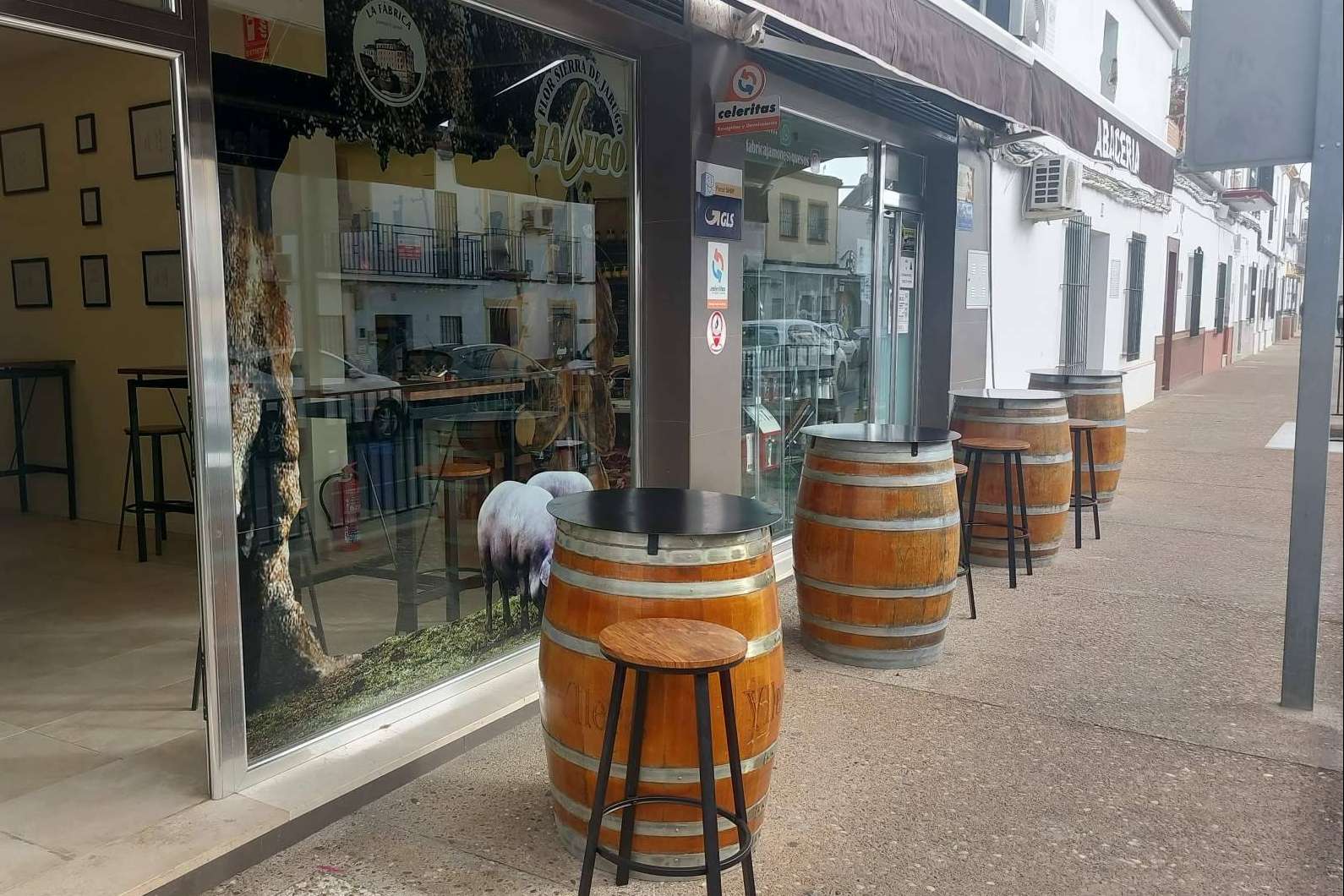 Una tienda gourmet de Sevilla realza productos artesanos más representativos de la gastronomía española