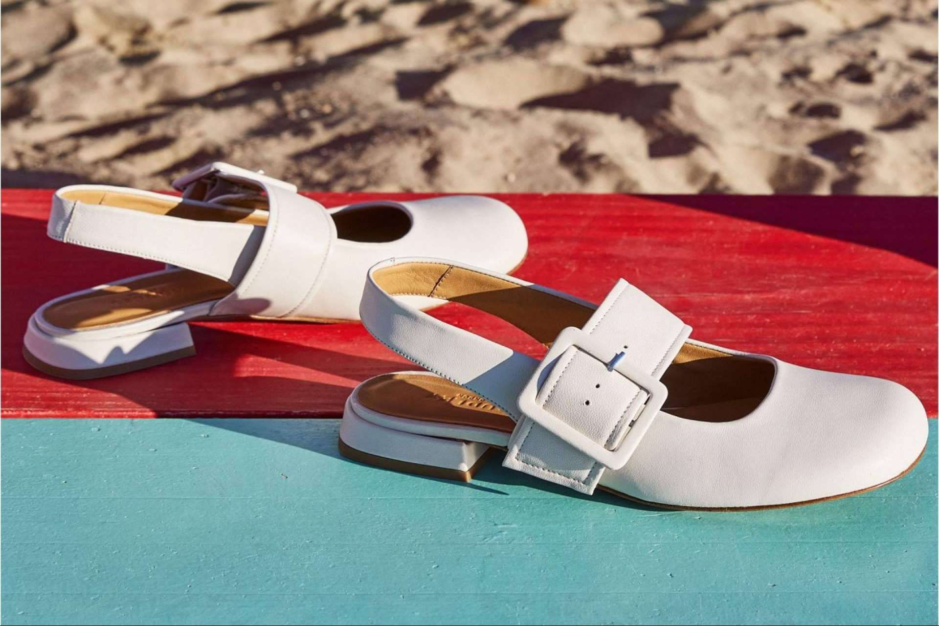 Los beneficios de las sandalias planas para el verano