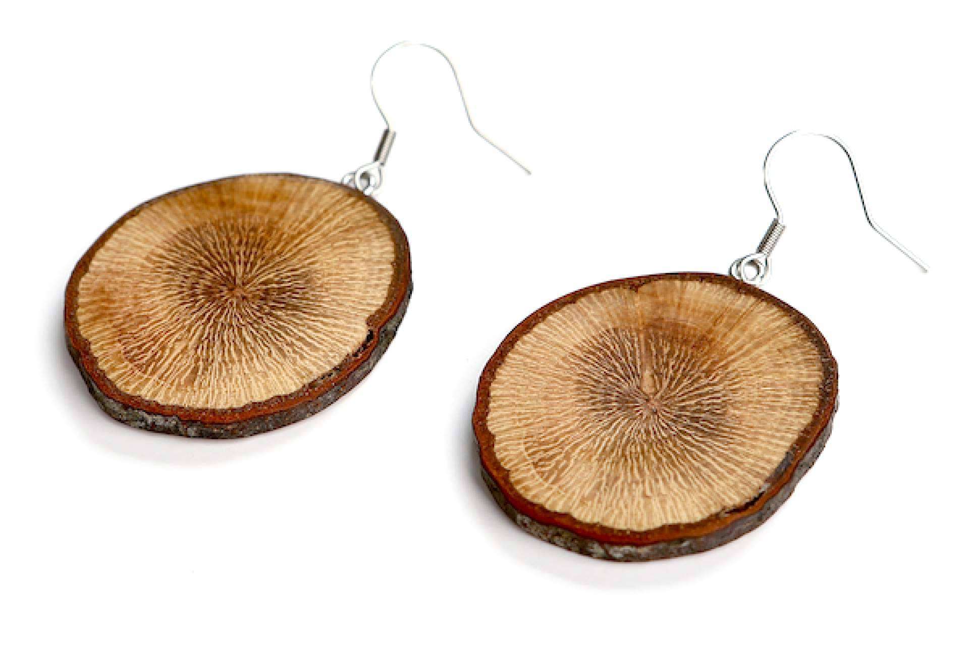 Consejos para elegir pendientes de madera según el tipo de escote, por Accesorios de Madera Joyas