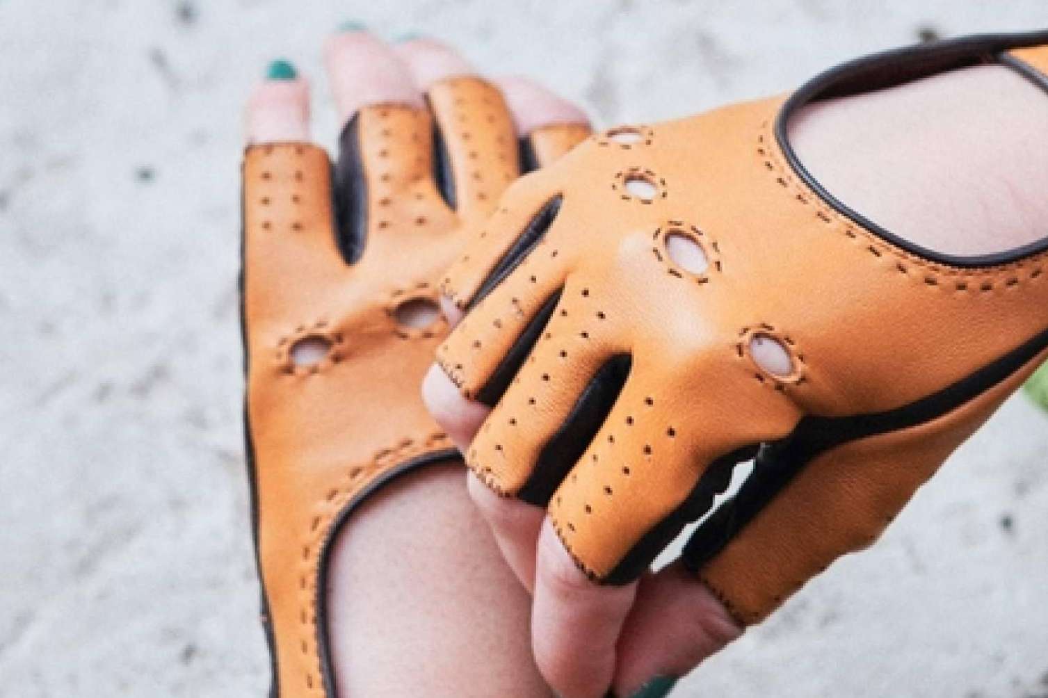 Guantes de conducir para hombre y mujer de Santacana, mucho más que un complemento