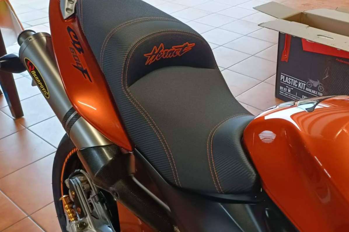 JM Fundas ofrece una amplia gama de asientos cómodos para motos