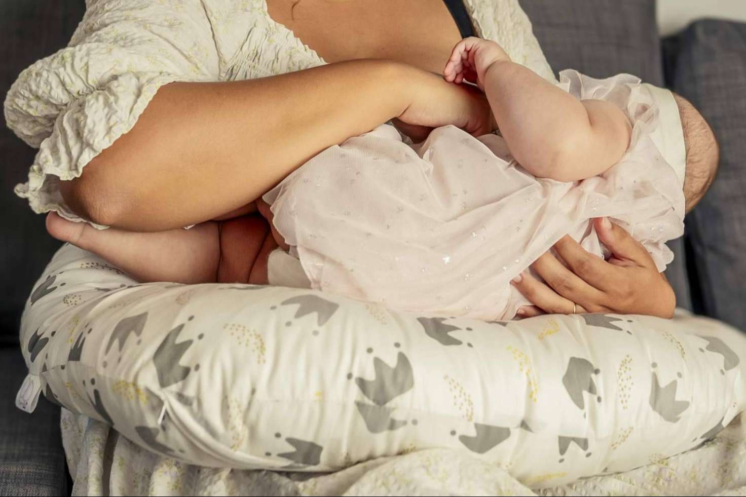 Cojín de lactancia Sonora Baby ofrece confort y bienestar para la madre y su bebé