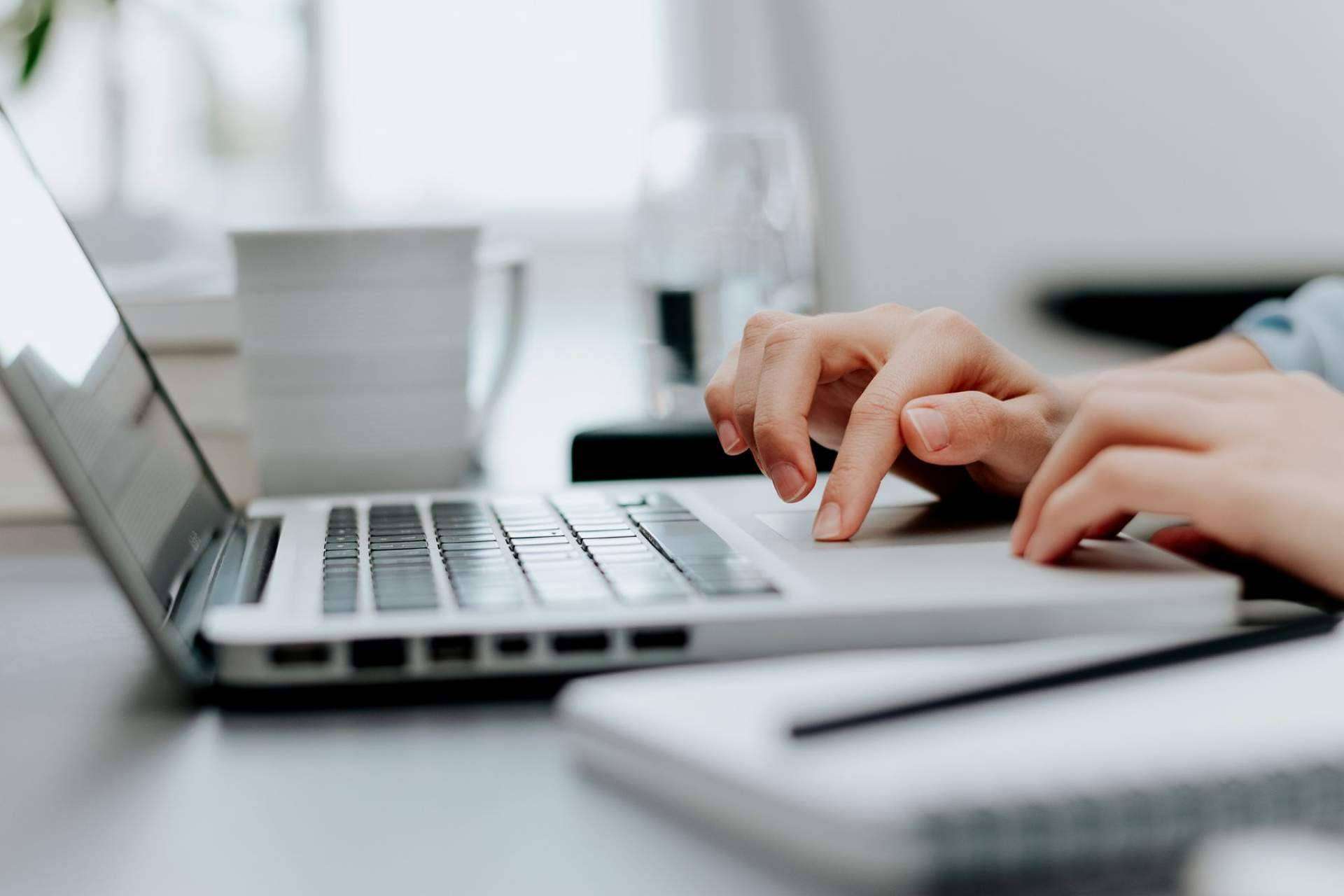 ¿Qué es y cómo puede ayudar un administrativo online?