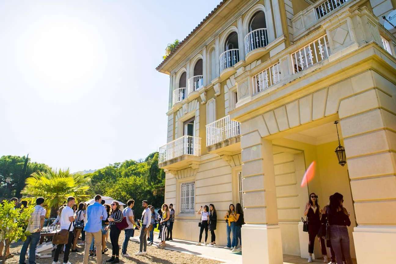 Forbes España destaca los programas de formación de ESEI International Business School