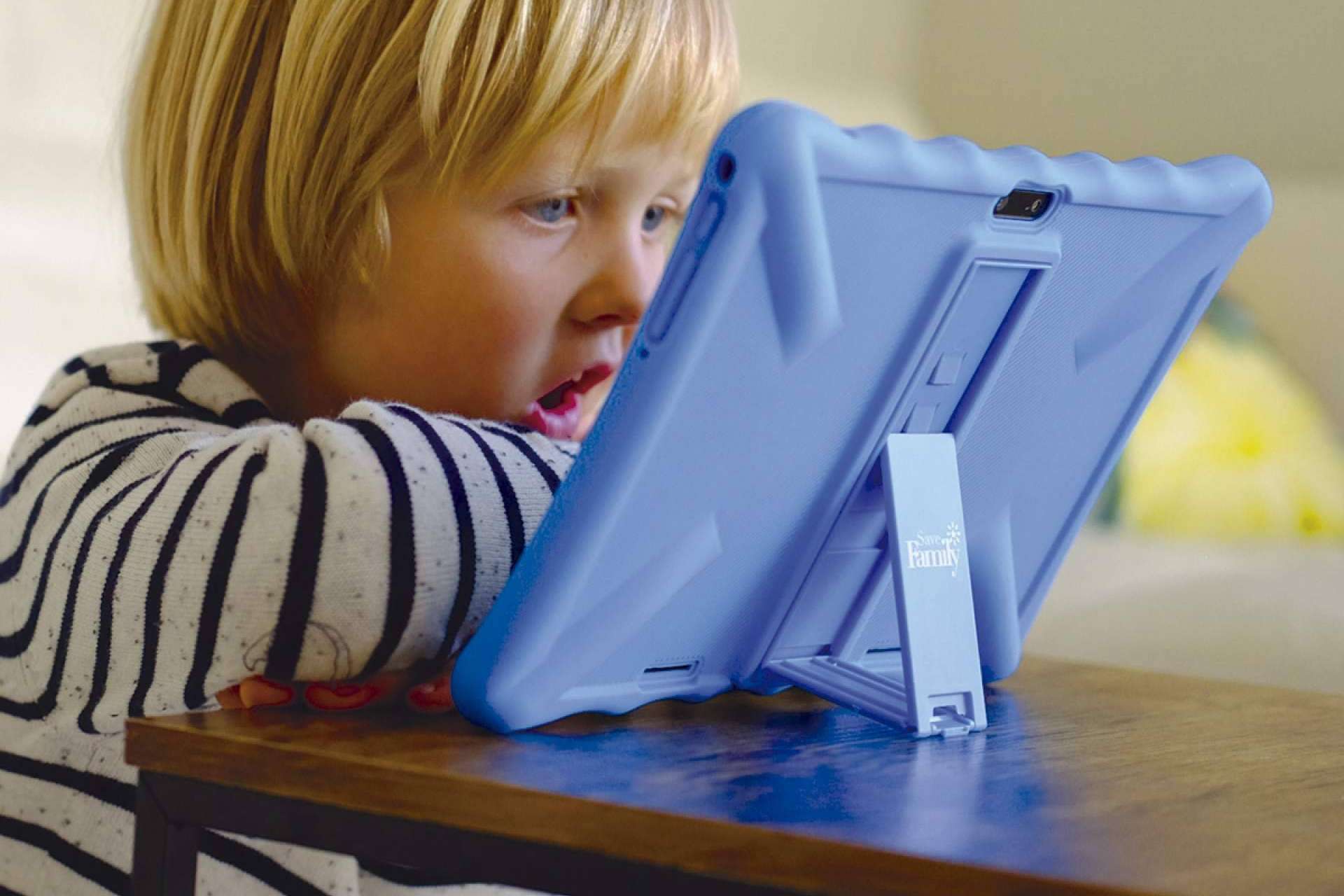 SaveFamily ofrece una tablet con funciones seguras para entretener a los niños durante largos viajes